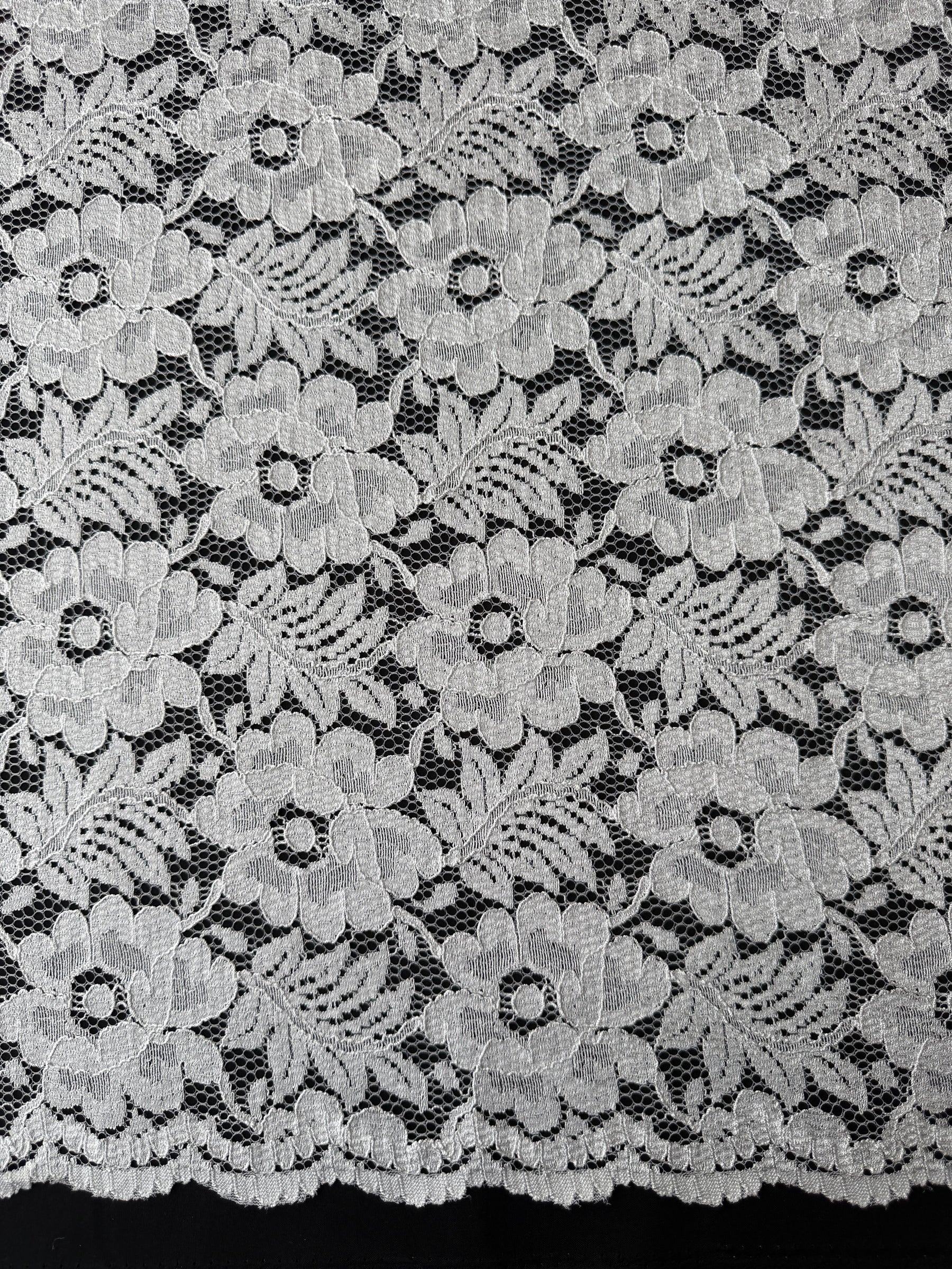 Dentelle florale ivoire pâle - P199