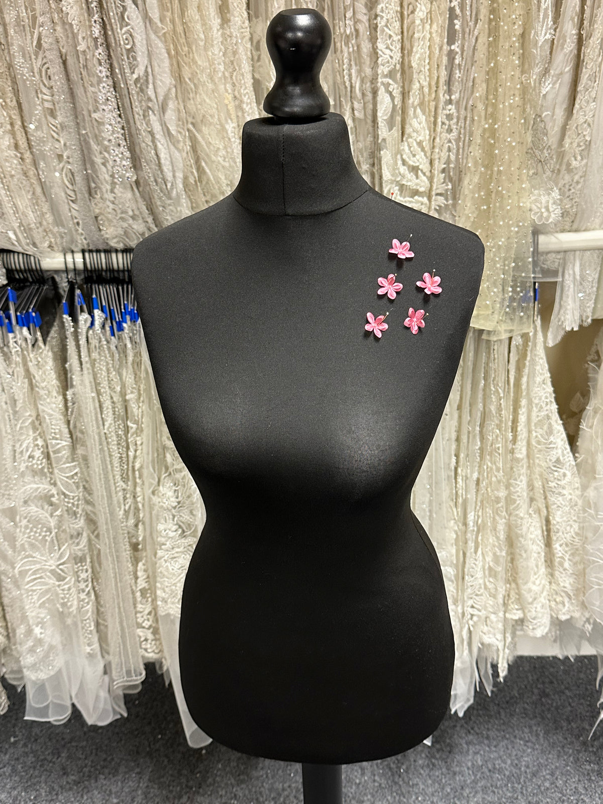 Fleurs en satin rose - M13 (Sachet de 144)