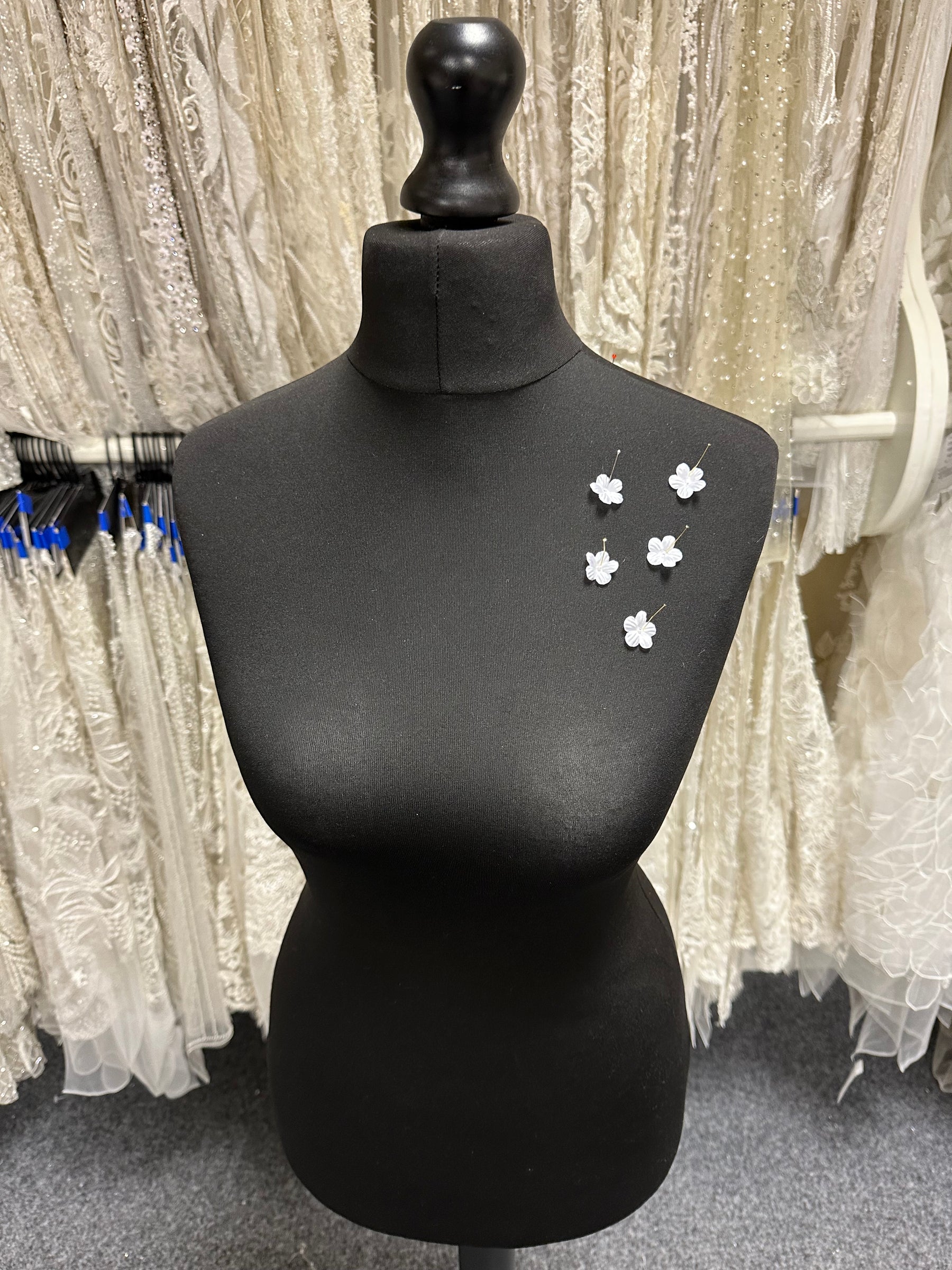 Fleurs blanches découpées au laser - M11 (Sachet de 144)