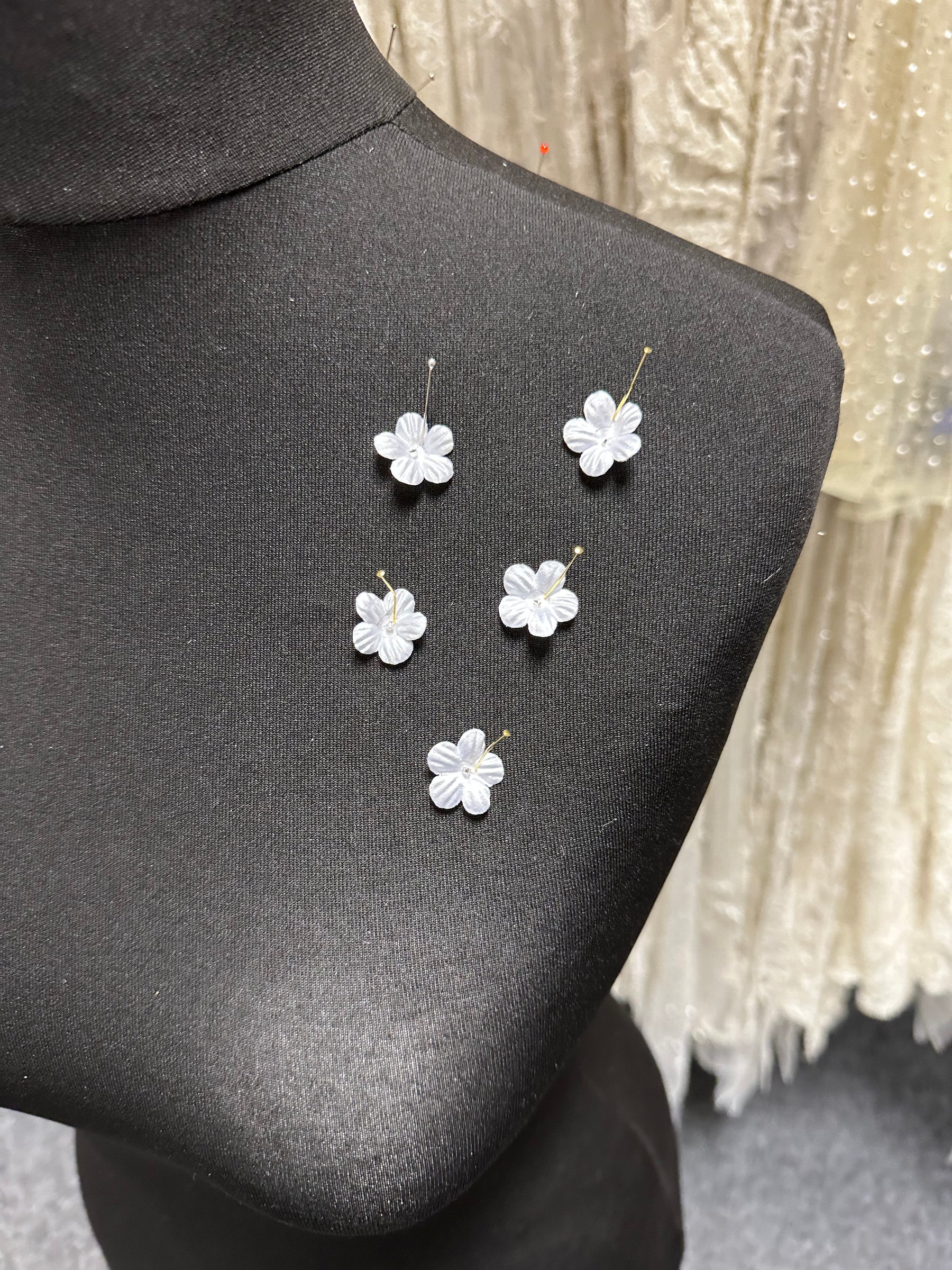 Fleurs blanches découpées au laser - M10 (Sachet de 144)