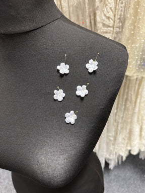 Fleurs blanches découpées au laser - M11 (Sachet de 144)