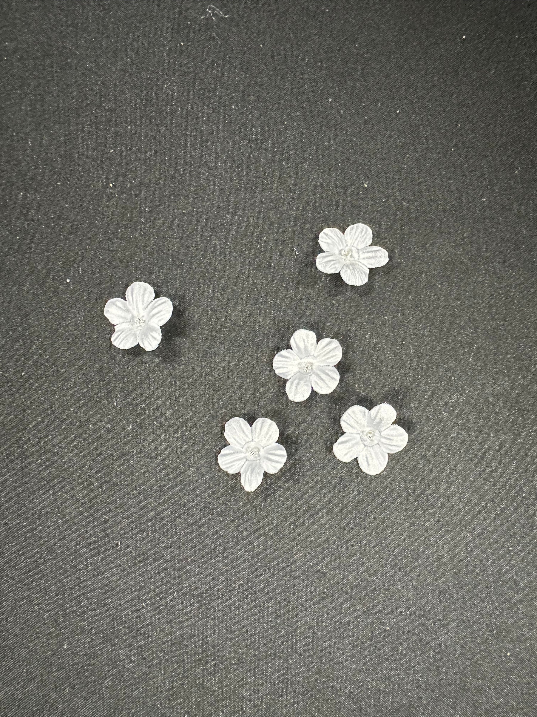 Fleurs blanches découpées au laser - M11 (Sachet de 144)