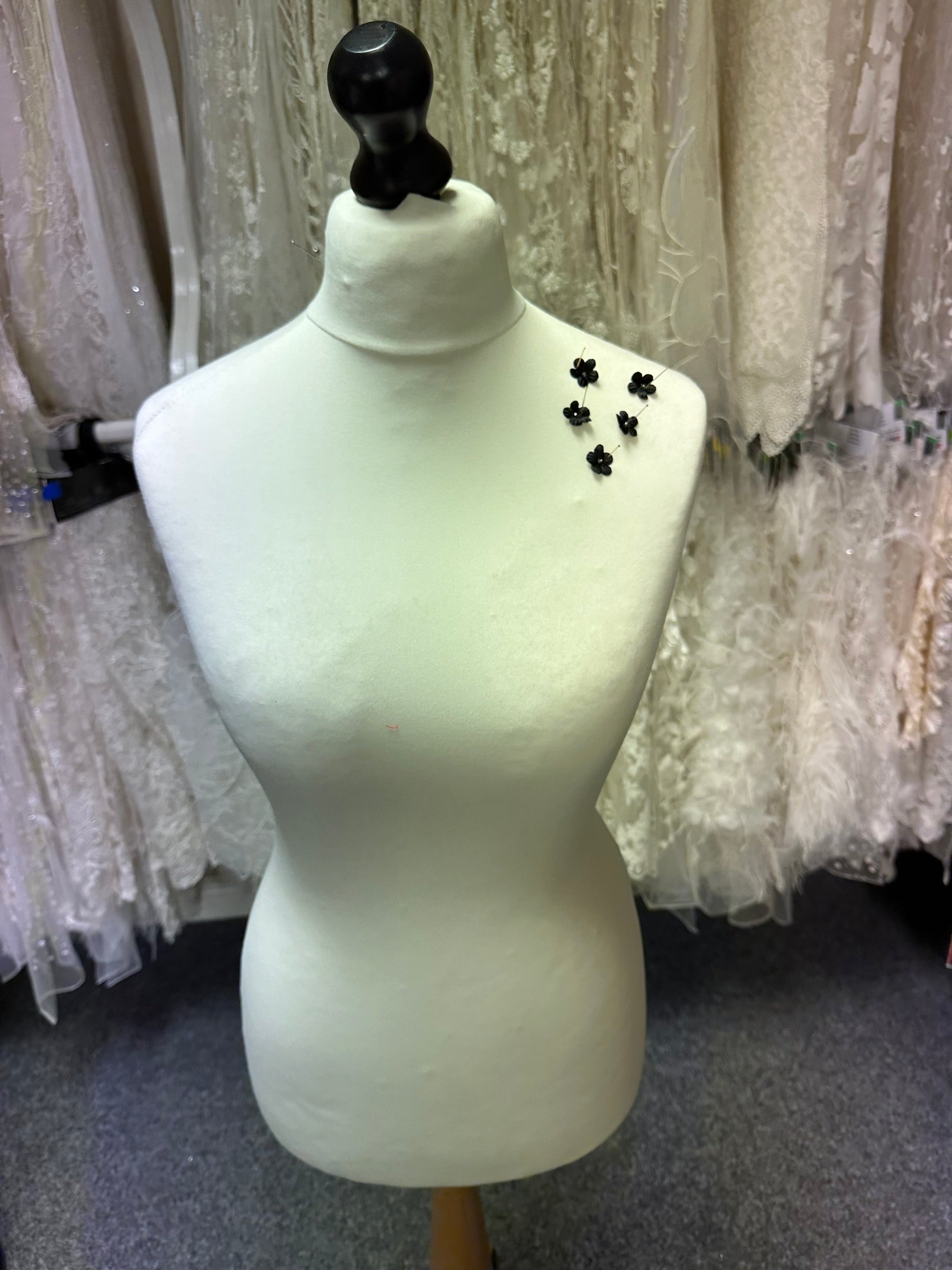 Fleurs en satin noir - M10 (Sachet de 144)