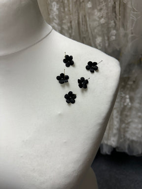 Fleurs en satin noir - M10 (Sachet de 144)
