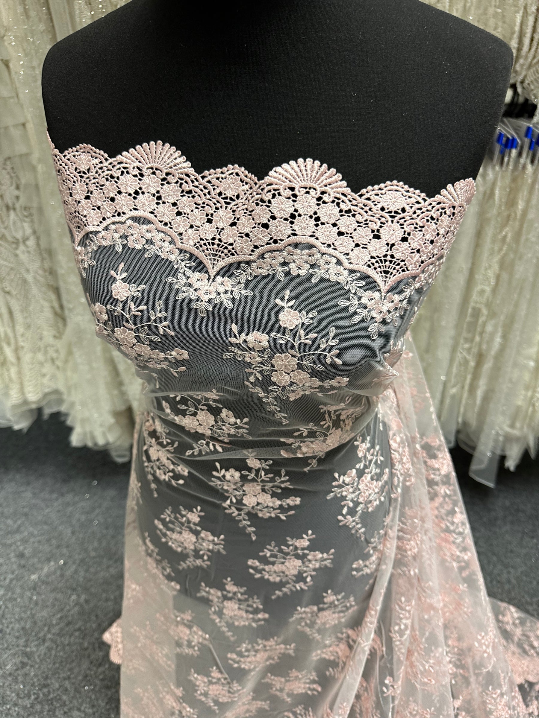 Dentelle brodée rose pâle - Kirsty