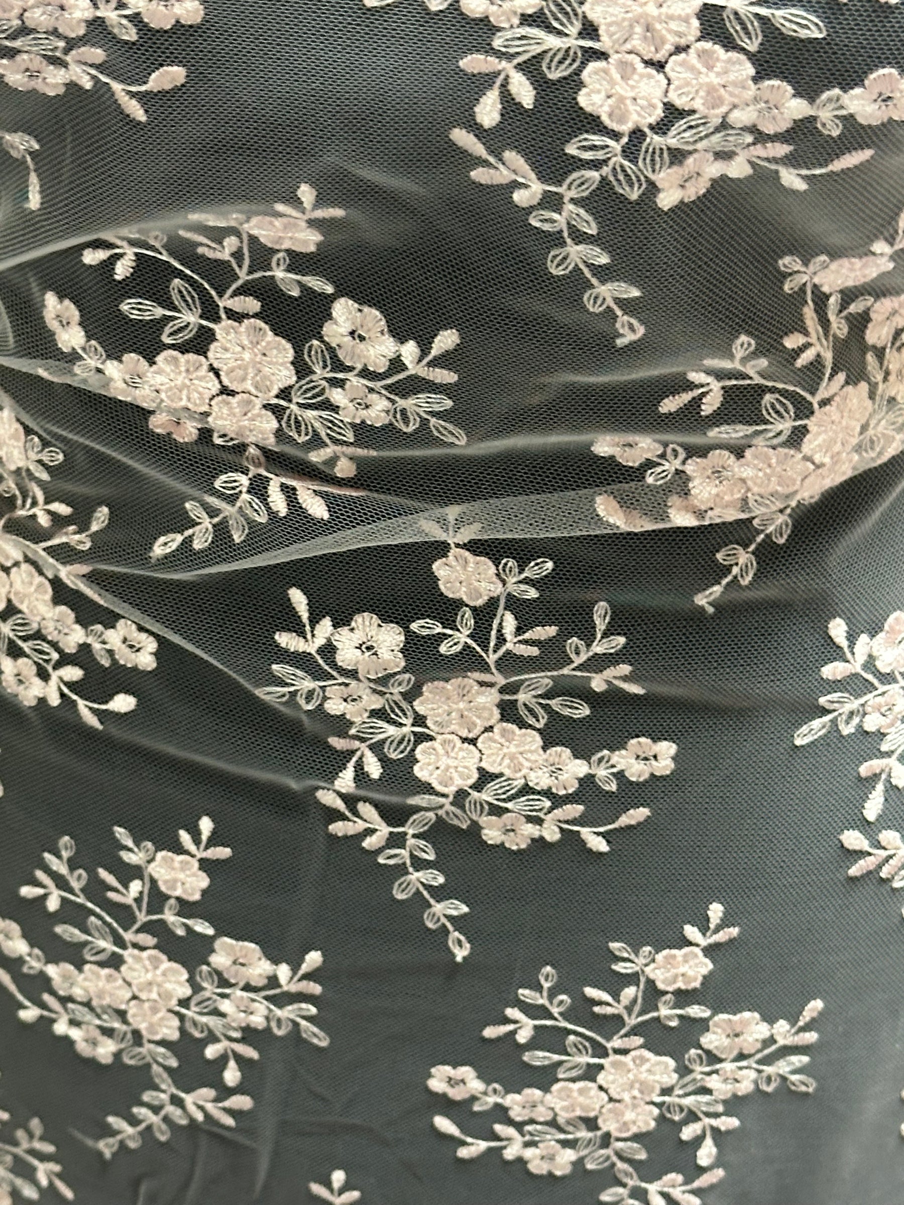 Dentelle brodée rose pâle - Kirsty