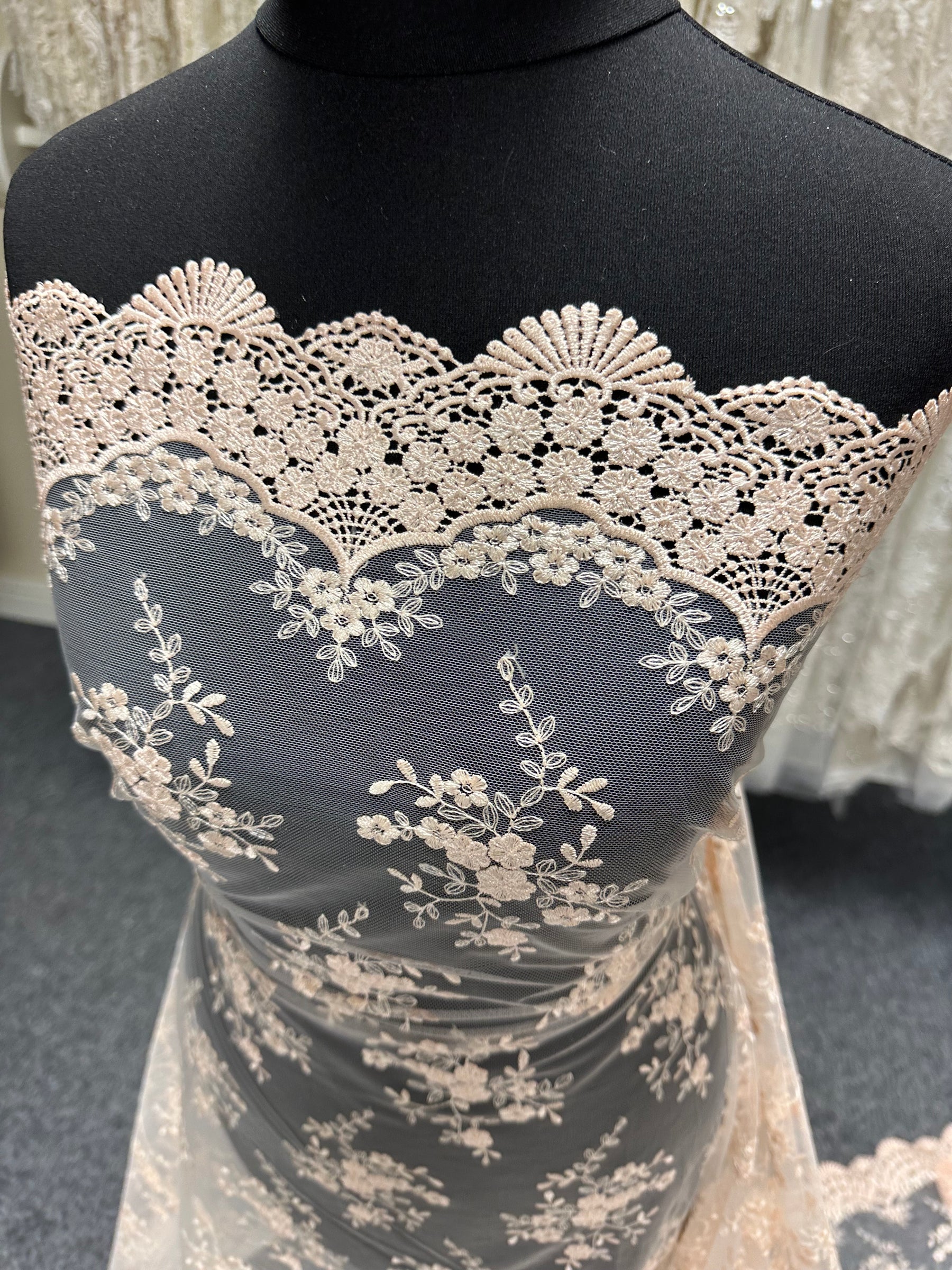 Dentelle brodée saumon clair - Kirsty