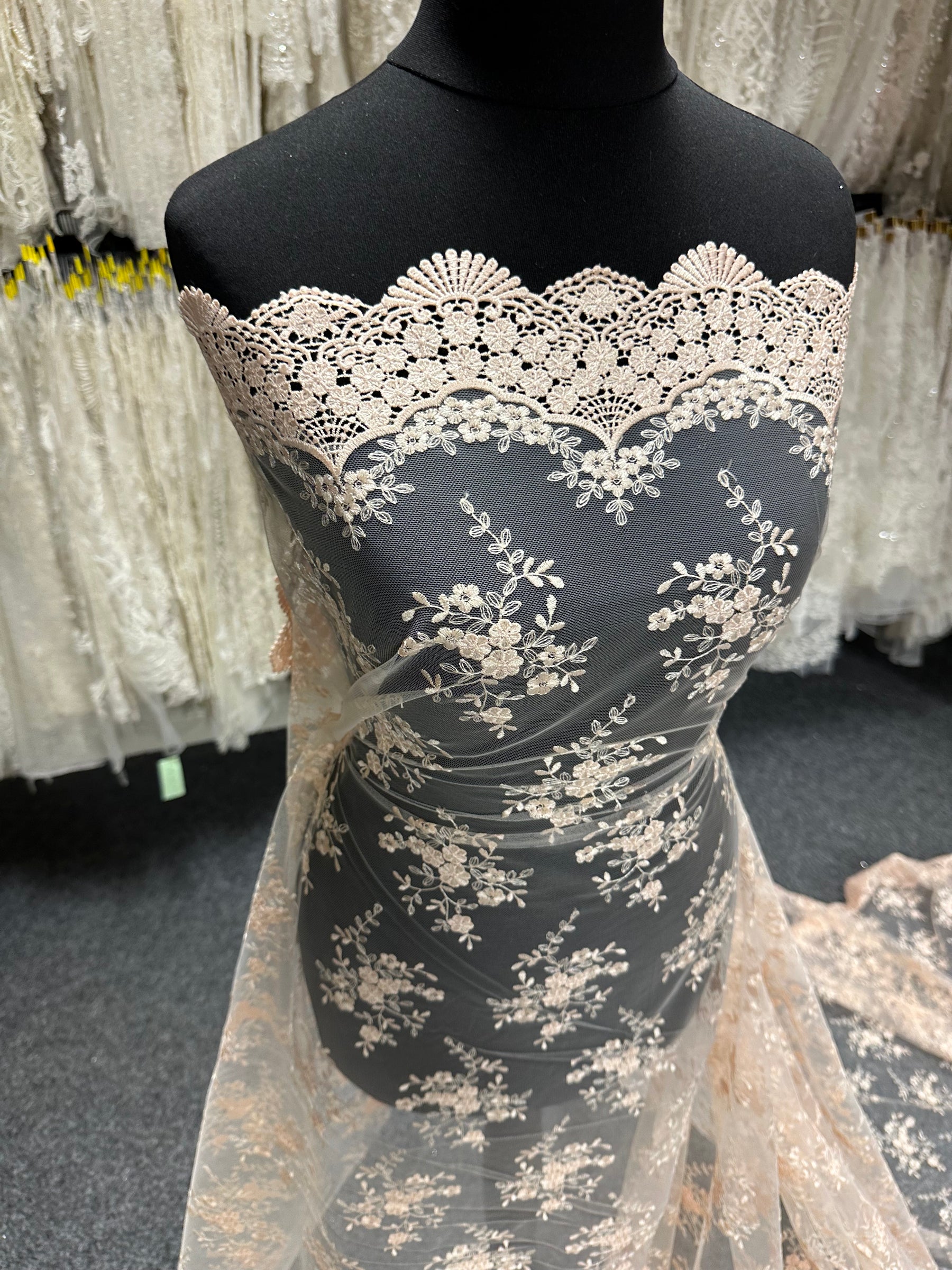 Dentelle brodée saumon clair - Kirsty