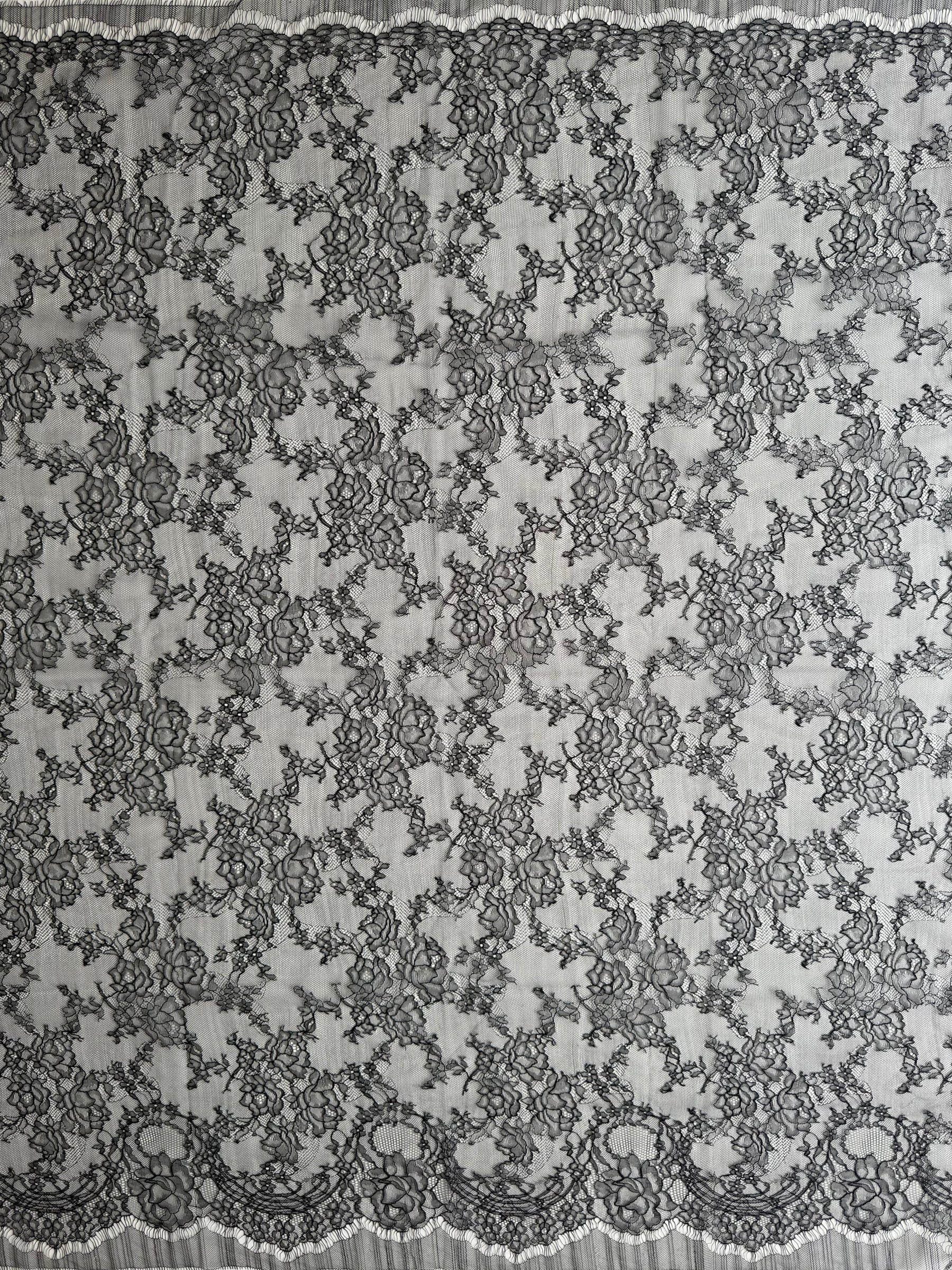 Dentelle Chantilly noire - P725