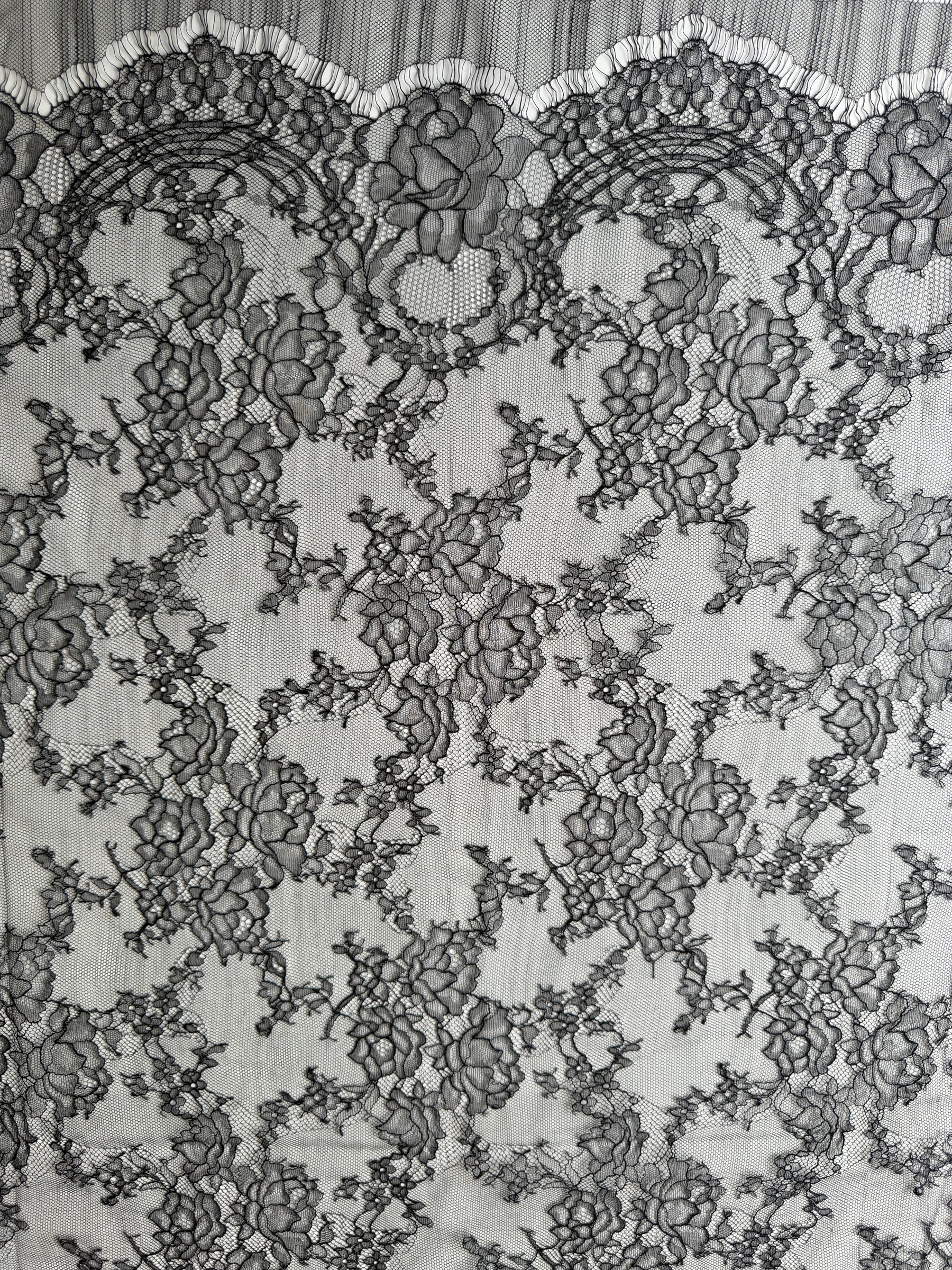 Dentelle Chantilly noire - P725
