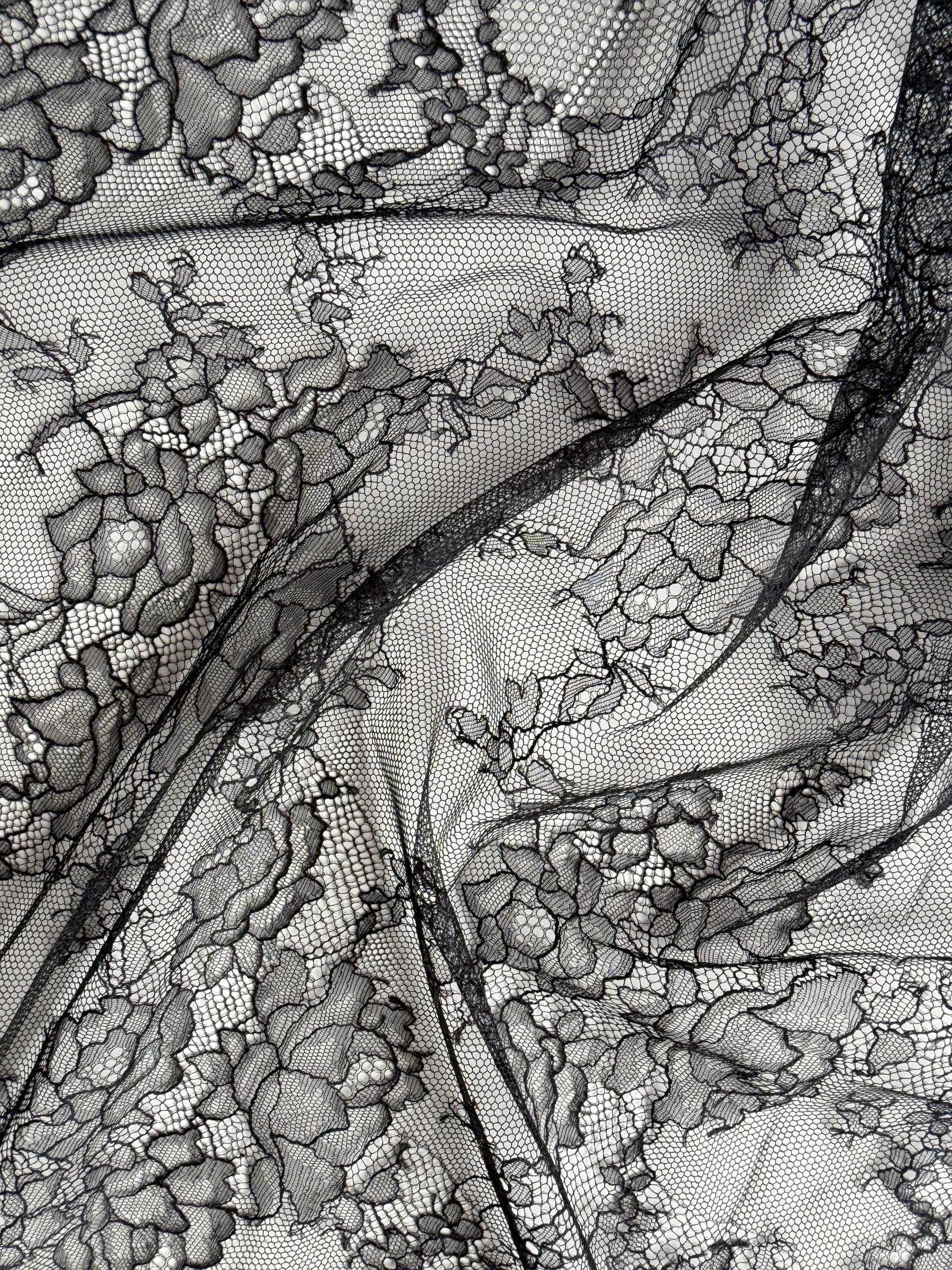 Dentelle Chantilly noire - P725