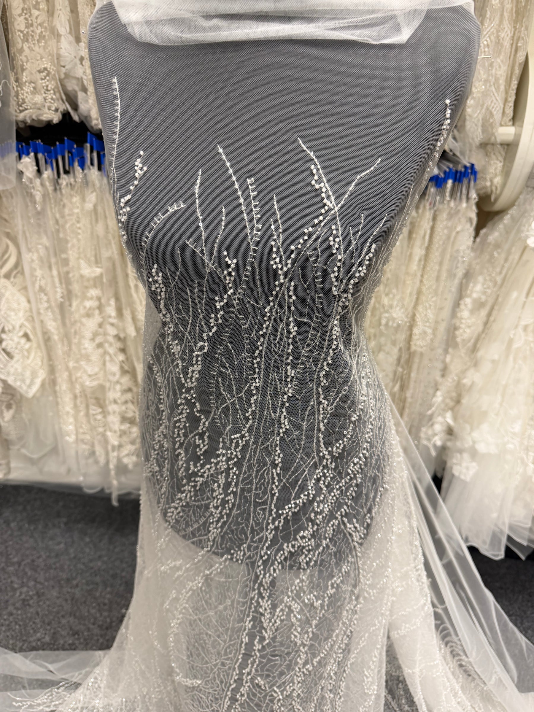 Tulle brodé de perles ivoire - EB1065