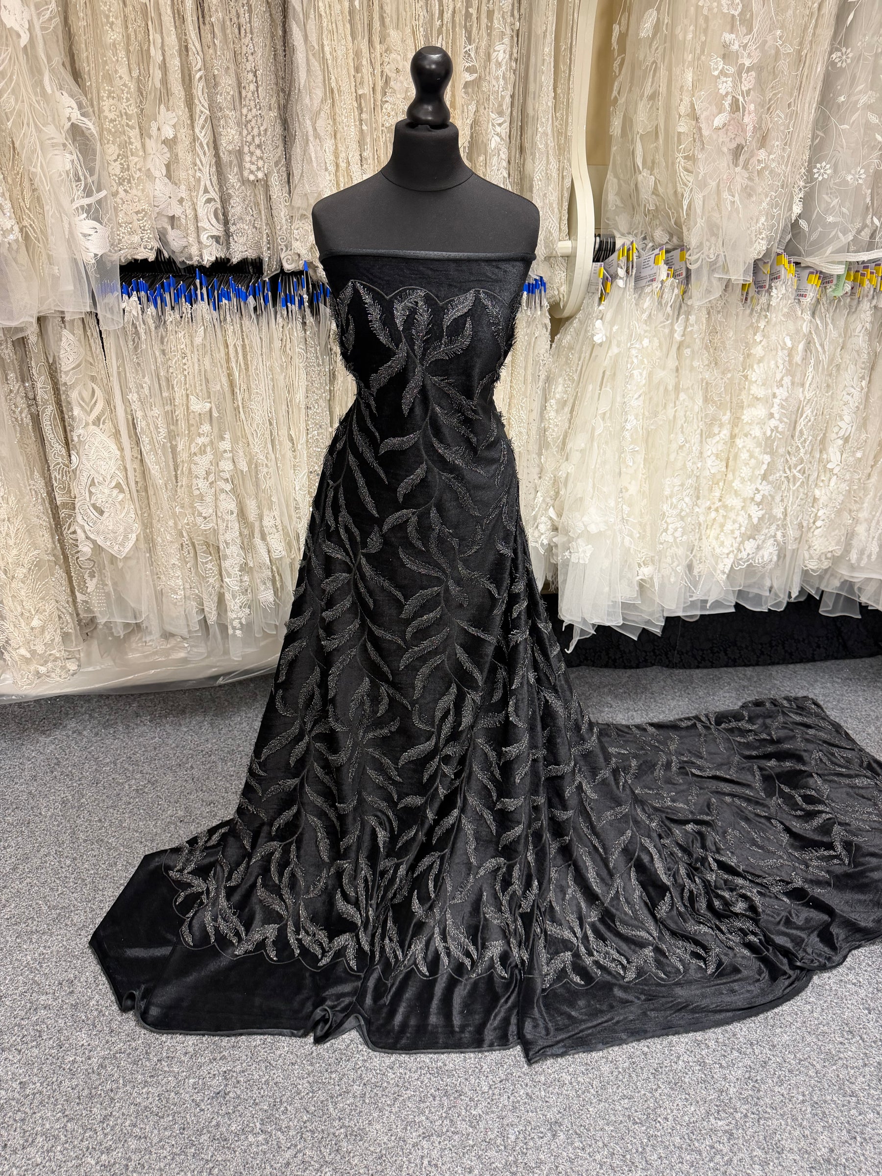 Velours noir brodé - EB6004