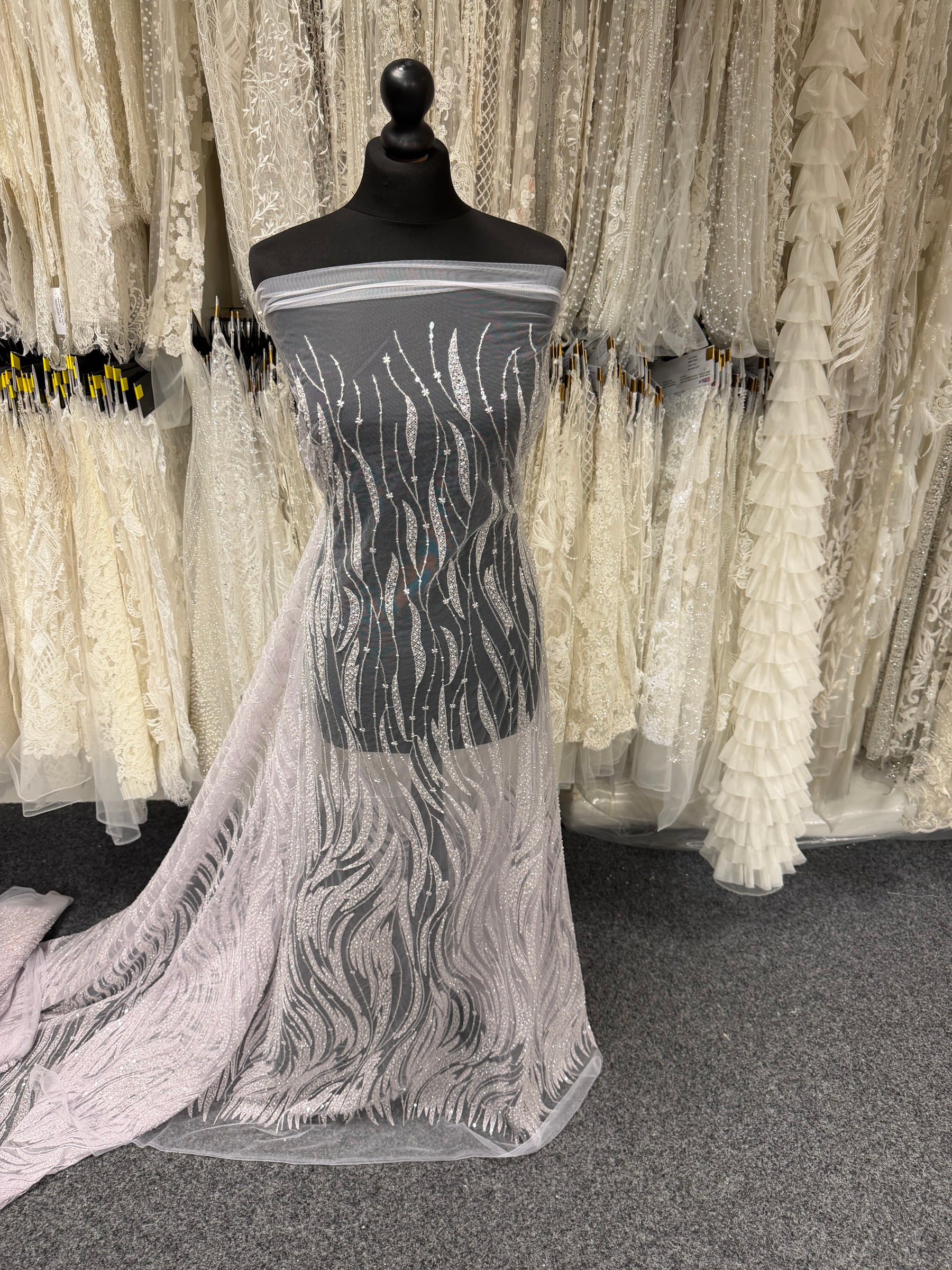 Tulle brodé de perles lavande - EB1068