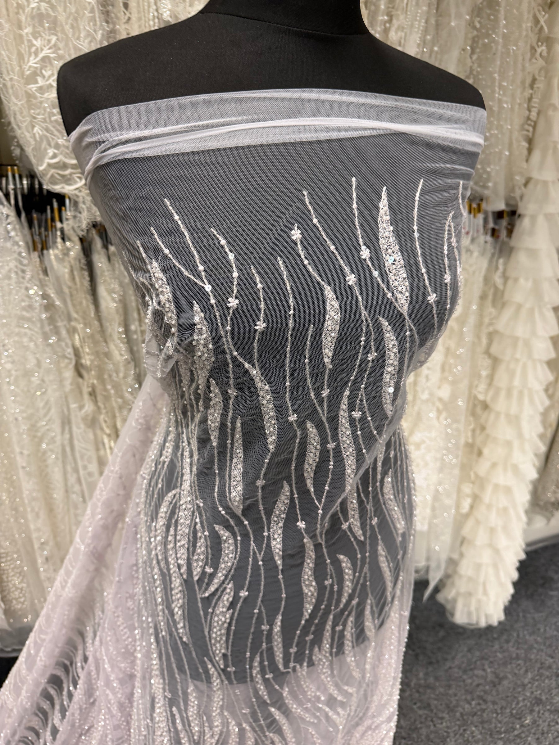 Tulle brodé de perles lavande - EB1068