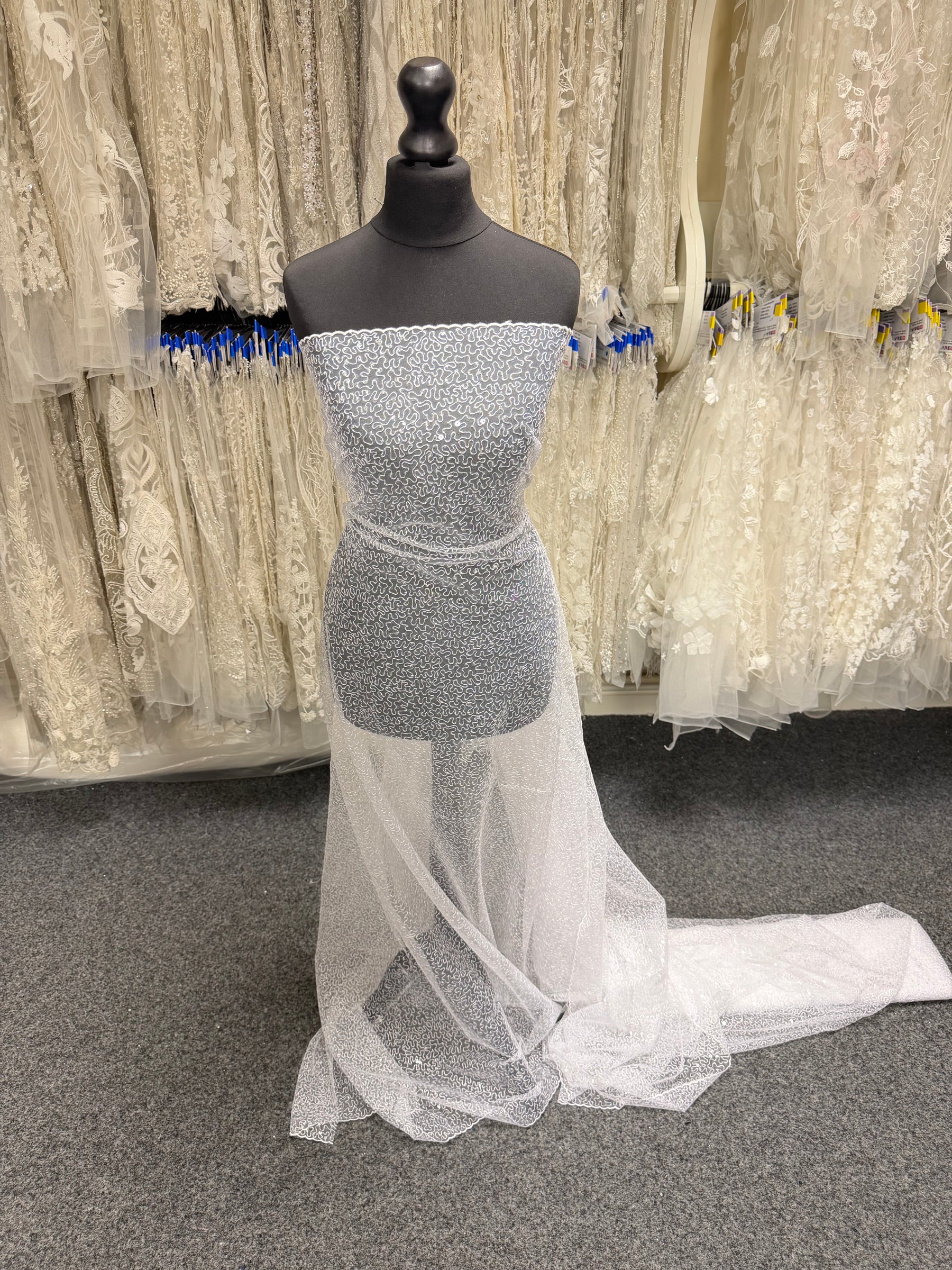 Tulle blanc brodé de sequins – EB3001