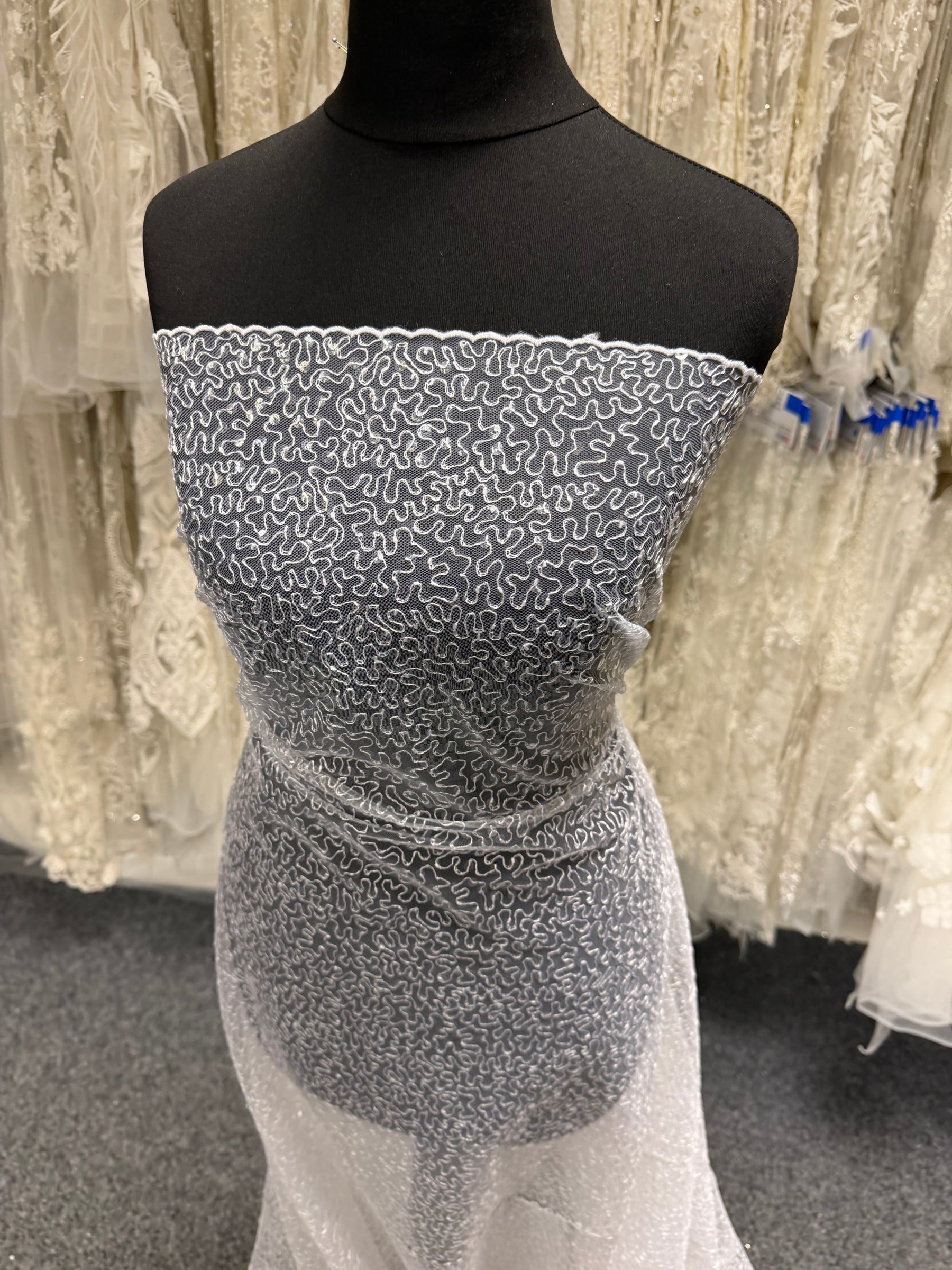 Tulle blanc brodé de sequins – EB3001