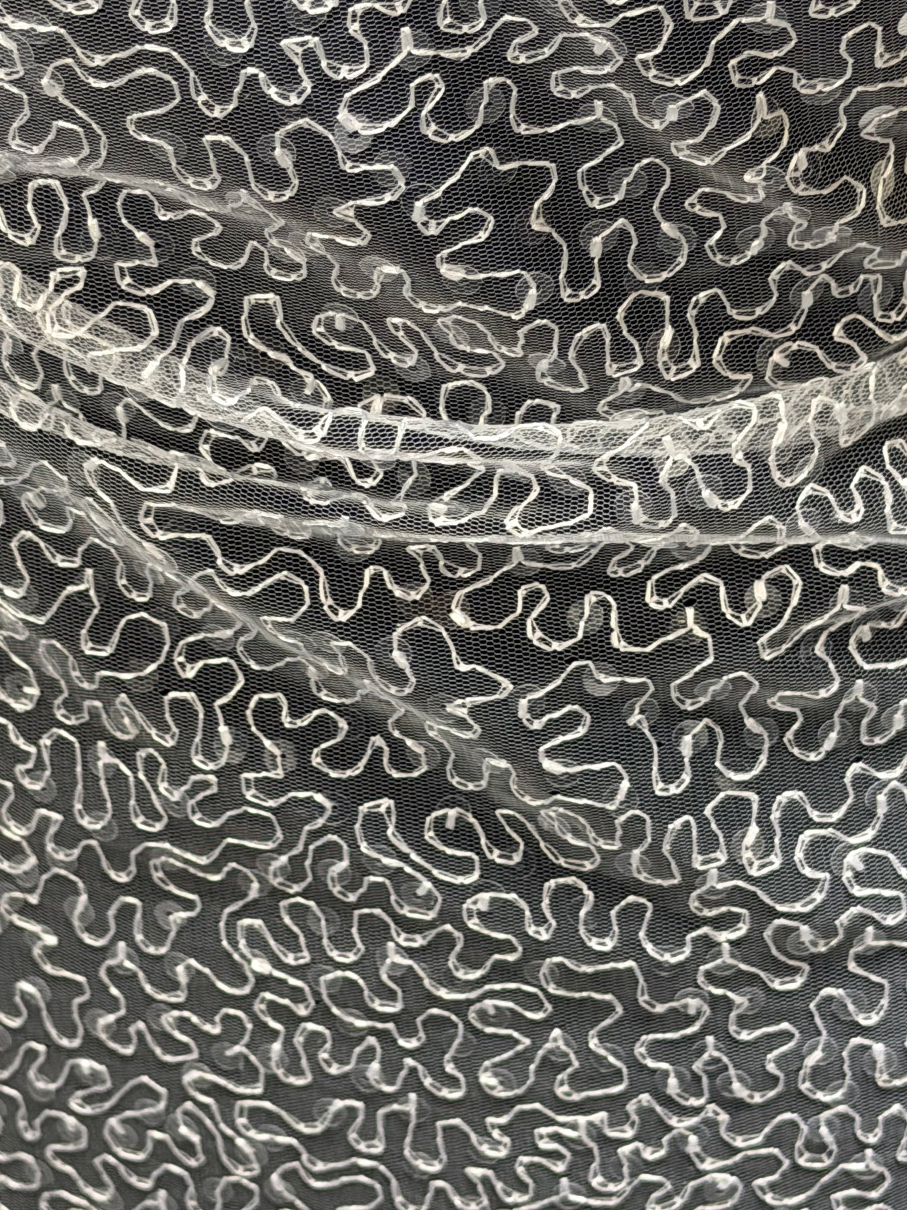 Tulle blanc brodé de sequins – EB3001