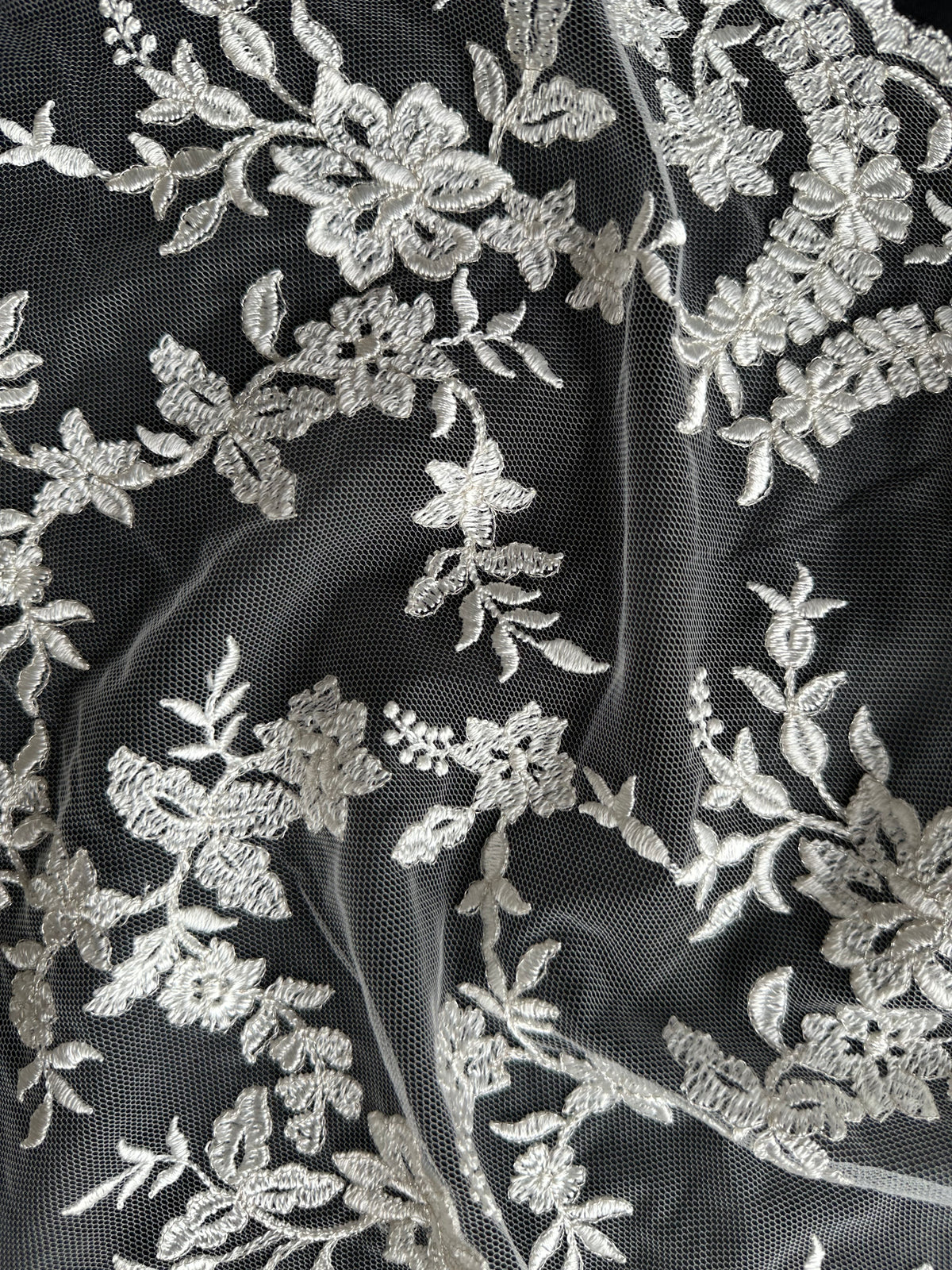 Dentelle brodée ivoire - P651