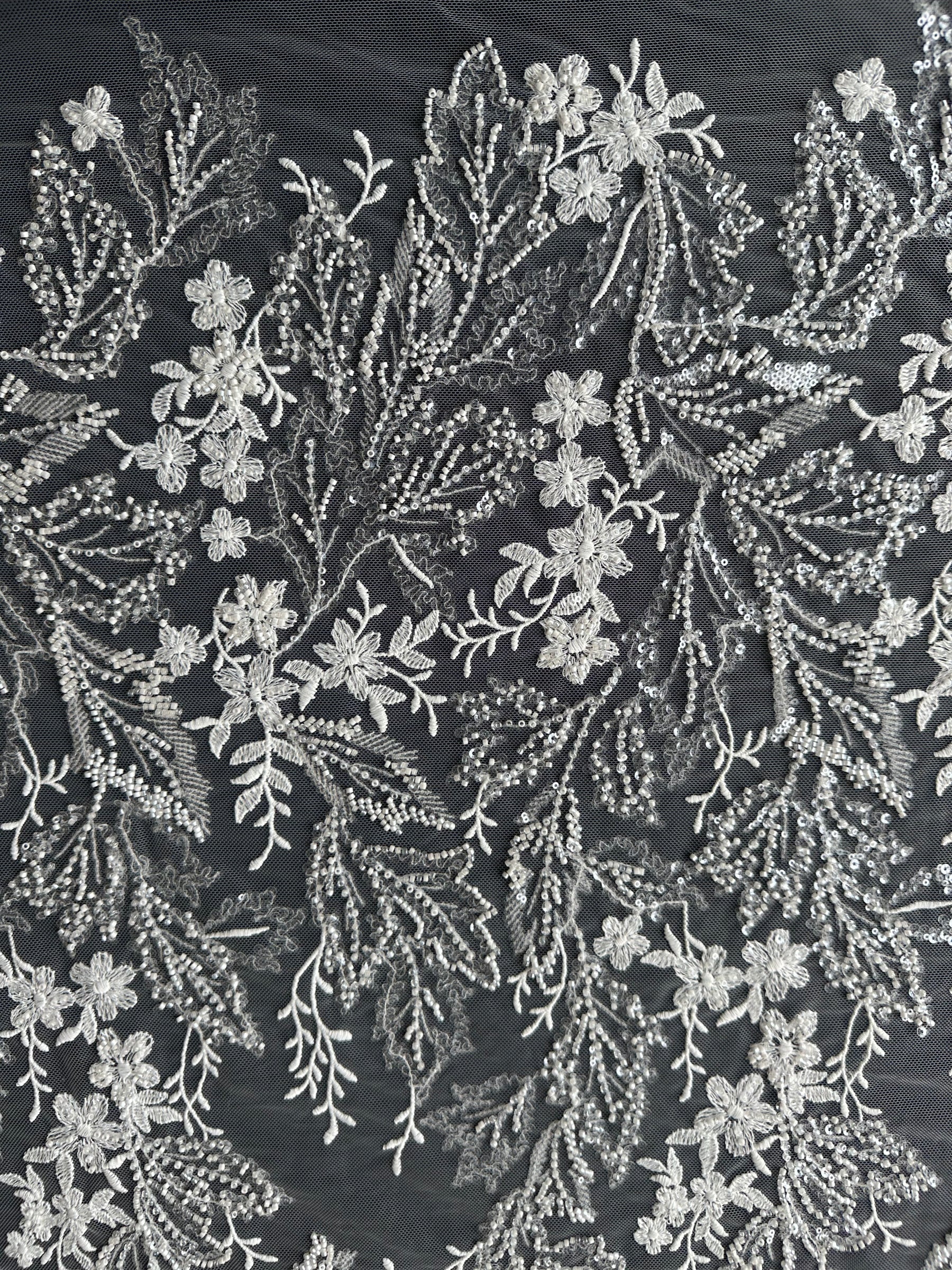 Dentelle brodée de perles ivoire - EB1099