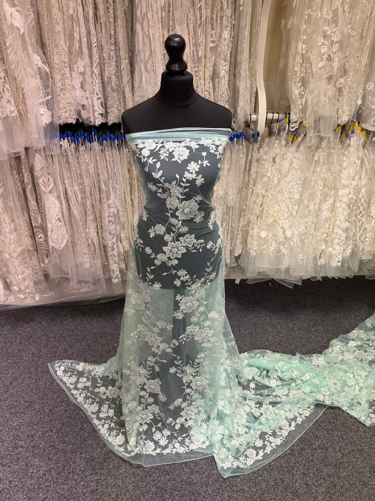 Tulle vert clair brodé de perles - EB1090