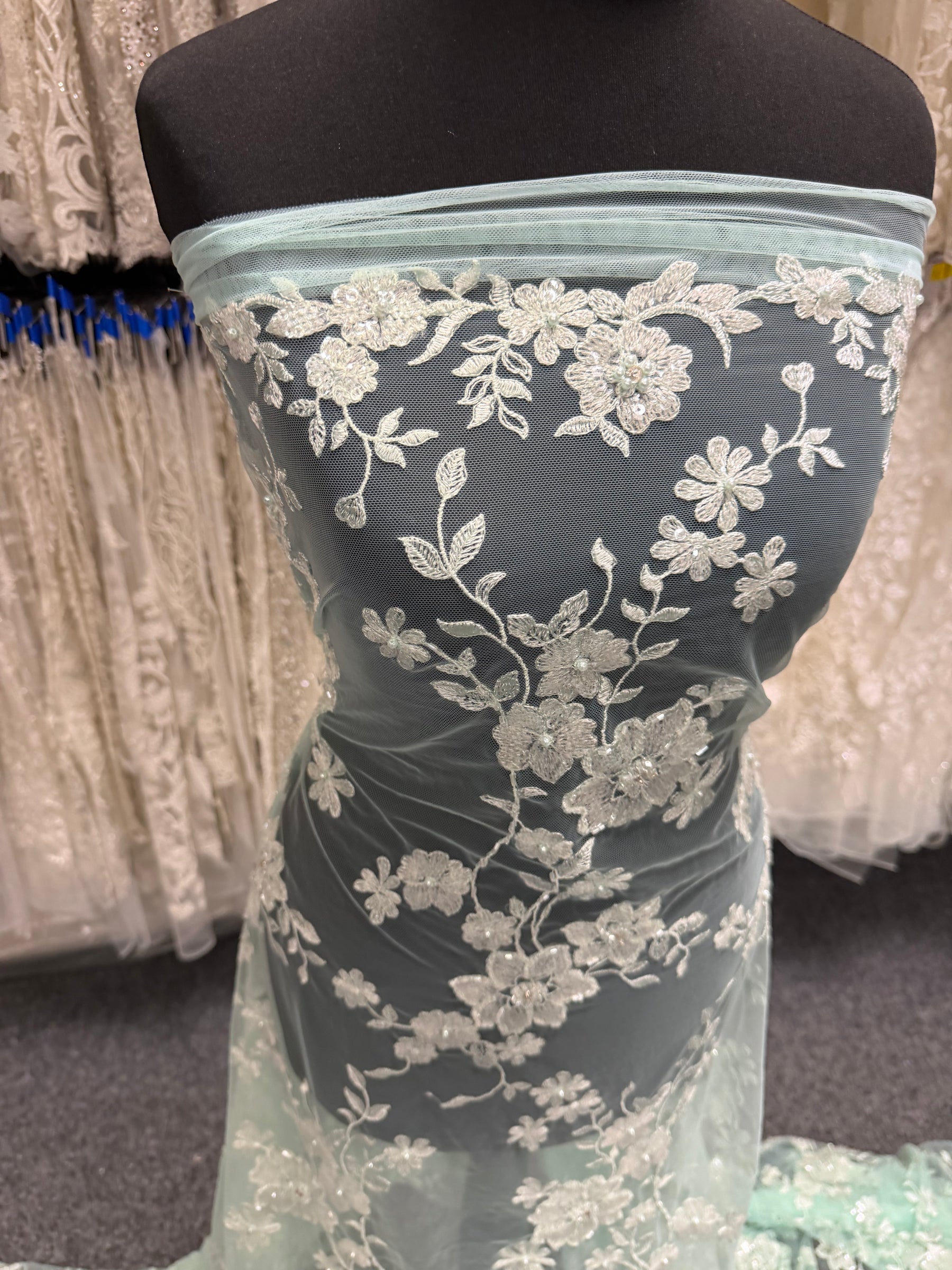 Tulle vert clair brodé de perles - EB1090