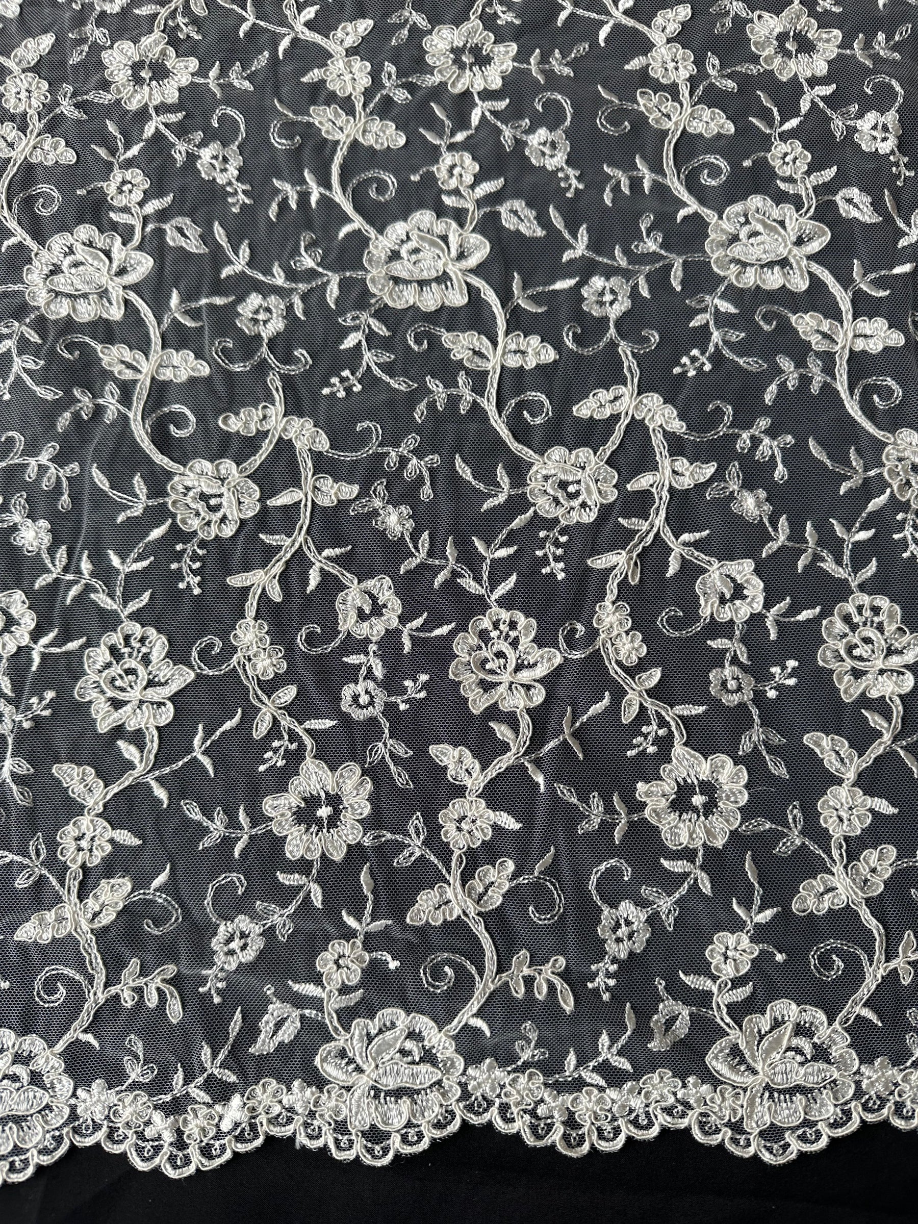 Dentelle brodée ivoire à cordonnet - P430