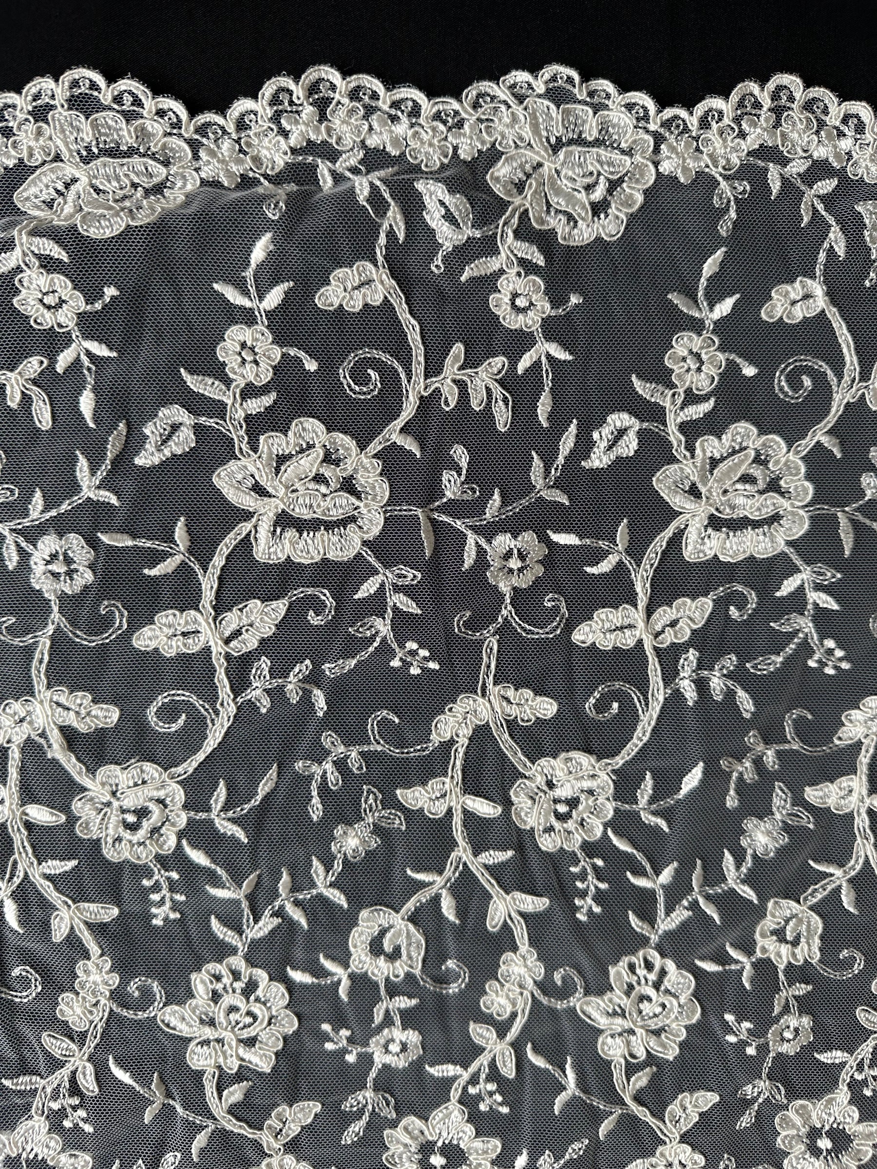 Dentelle brodée ivoire à cordonnet - P430