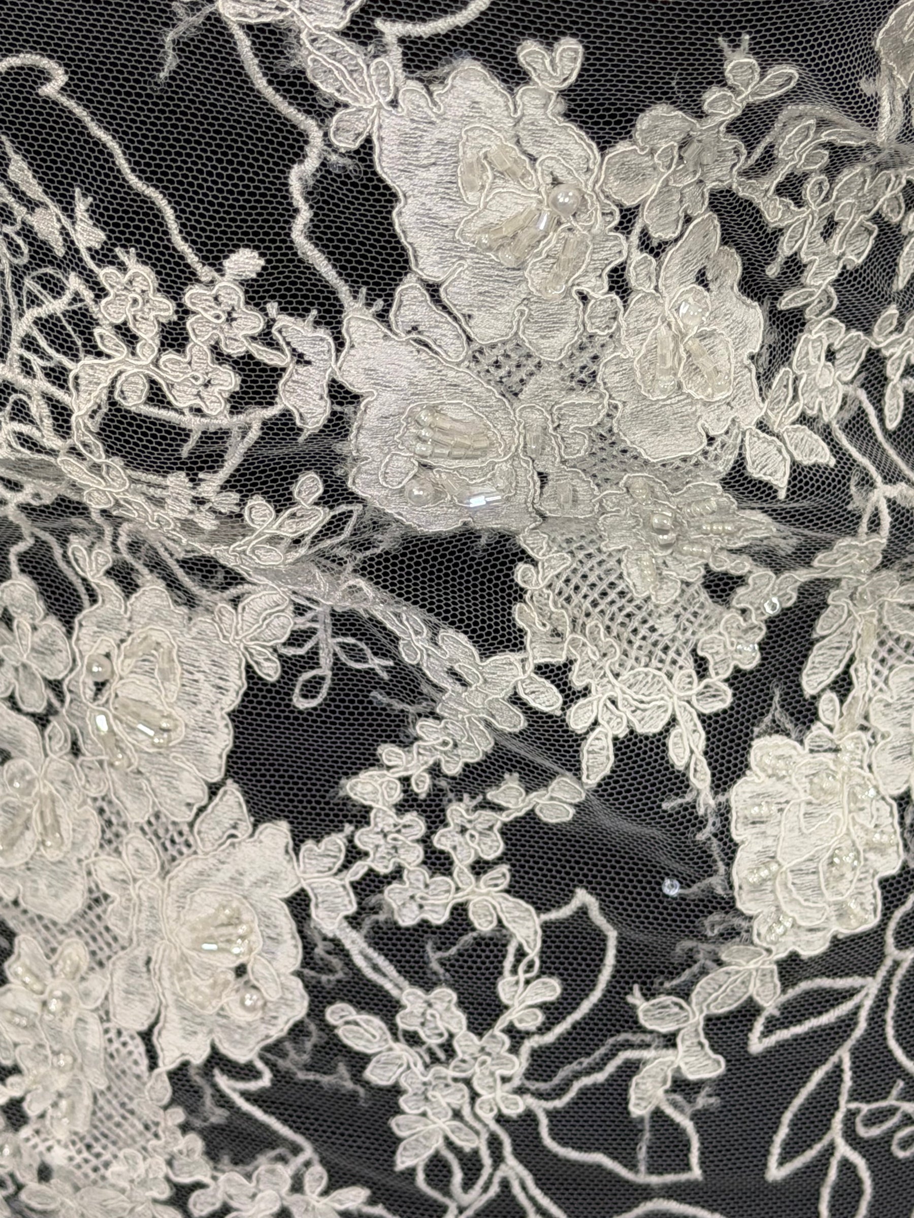 Tulle brodé de perles ivoire - EB1042