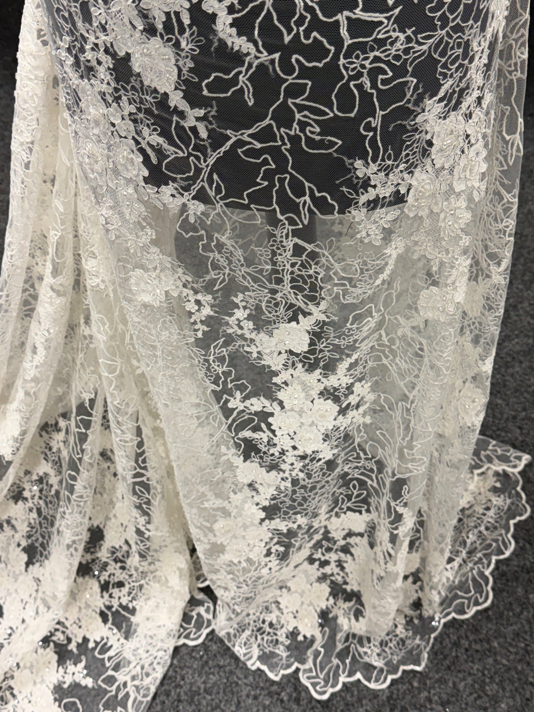 Tulle brodé de perles ivoire - EB1042