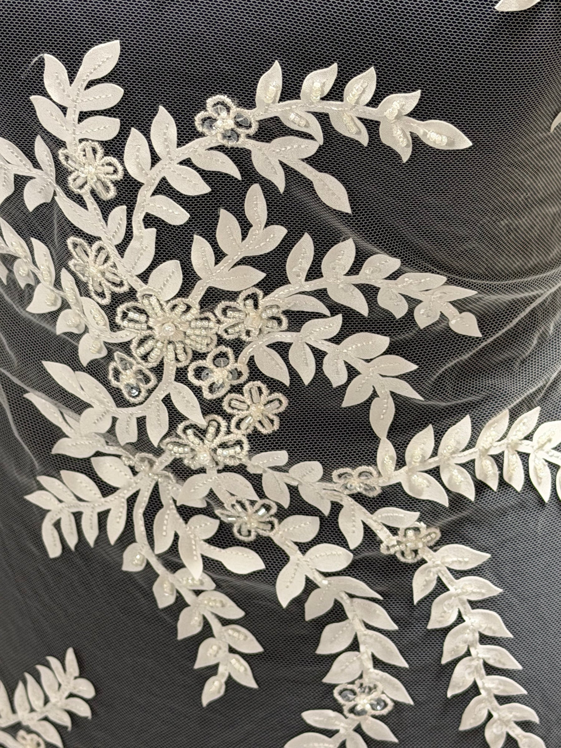 Tulle ivoire brodé de perles en 3D - EB1006