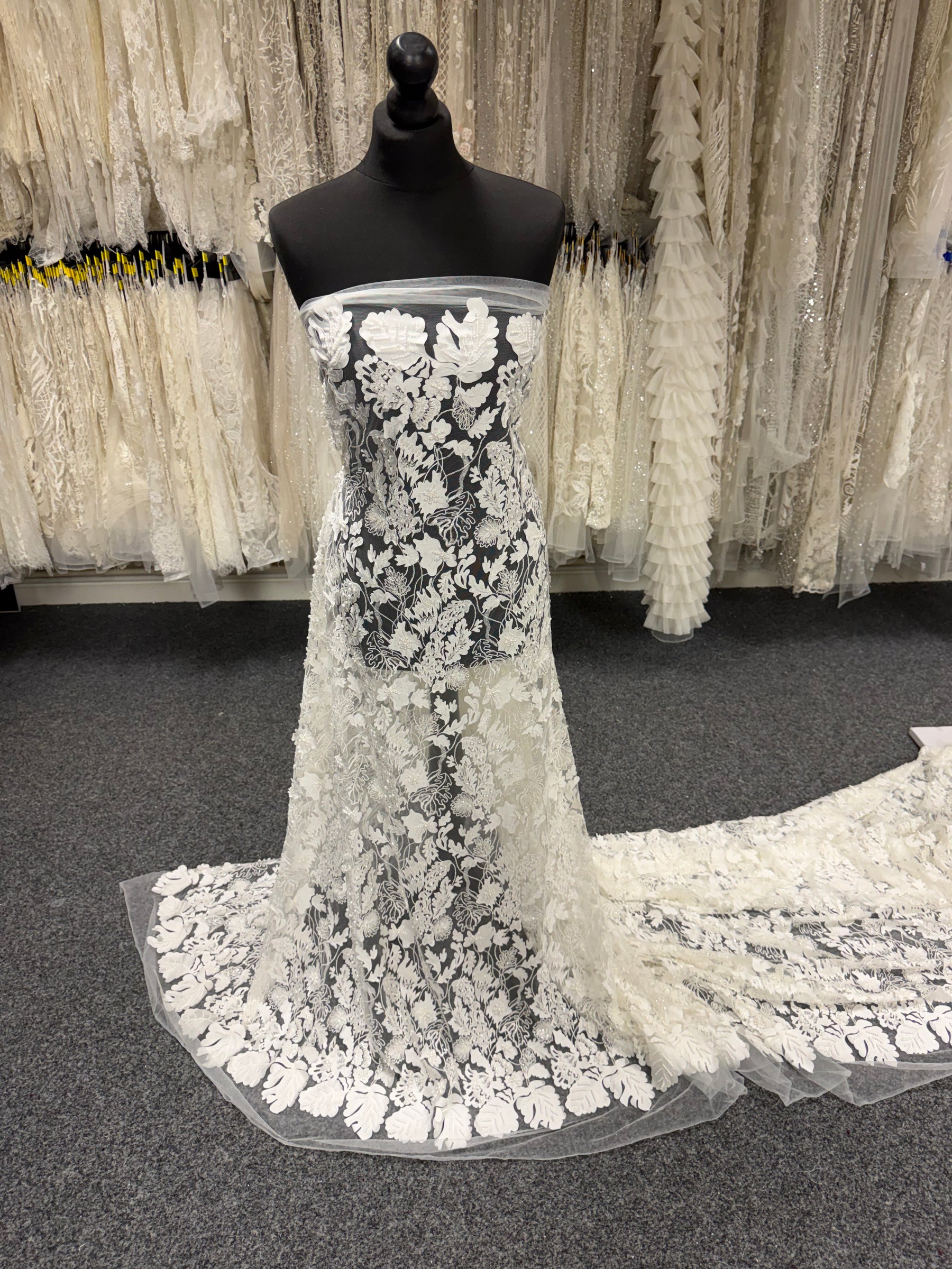 Tulle ivoire brodé de perles en 3D - EB1036