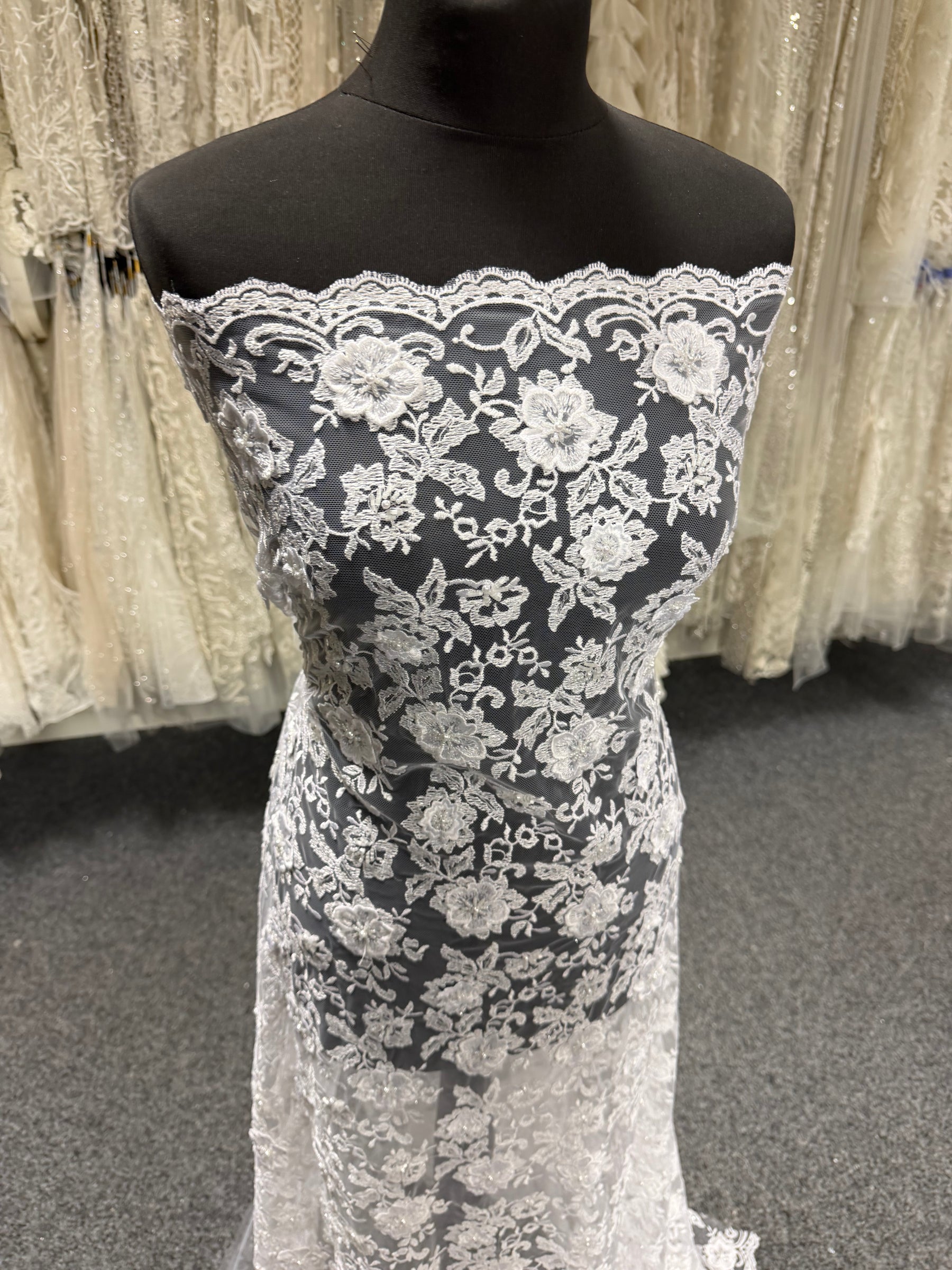 Tulle blanc brodé de perles en 3D - EB1003