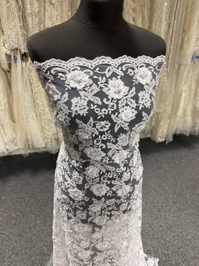 Tulle blanc brodé de perles en 3D - EB1003
