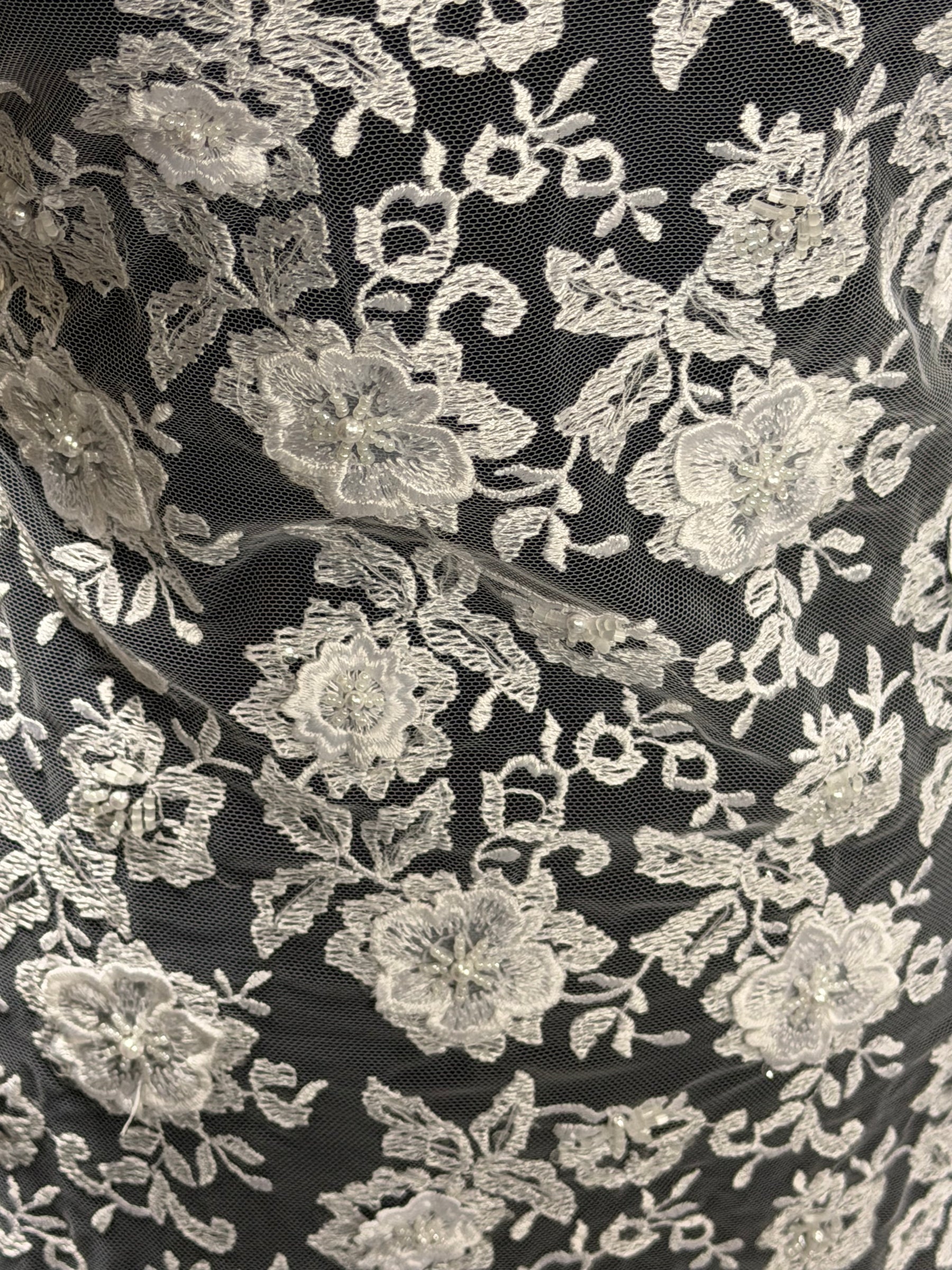 Tulle blanc brodé de perles en 3D - EB1003