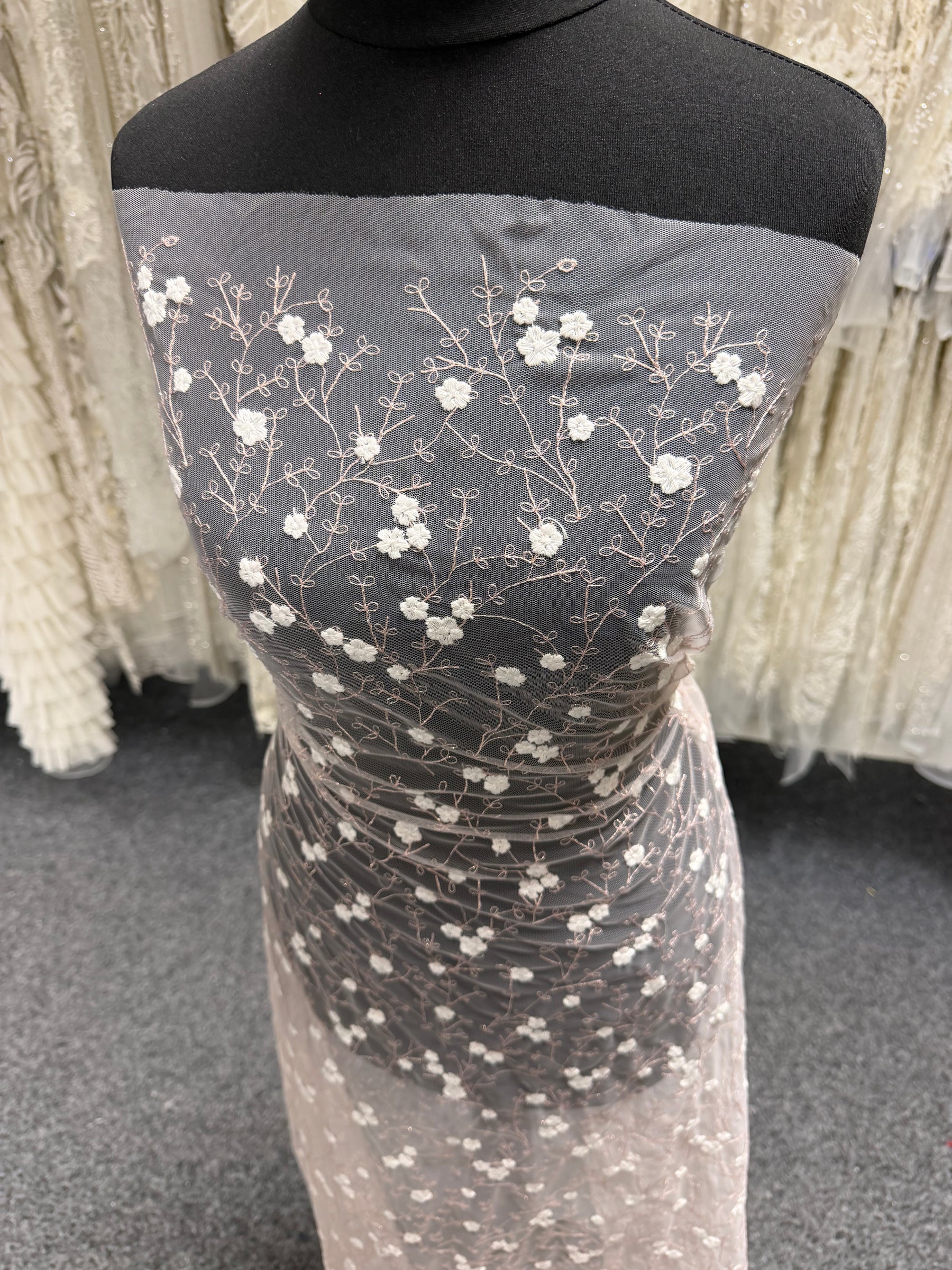 Tulle rose avec dentelle brodée ivoire et rose – EU5004 
