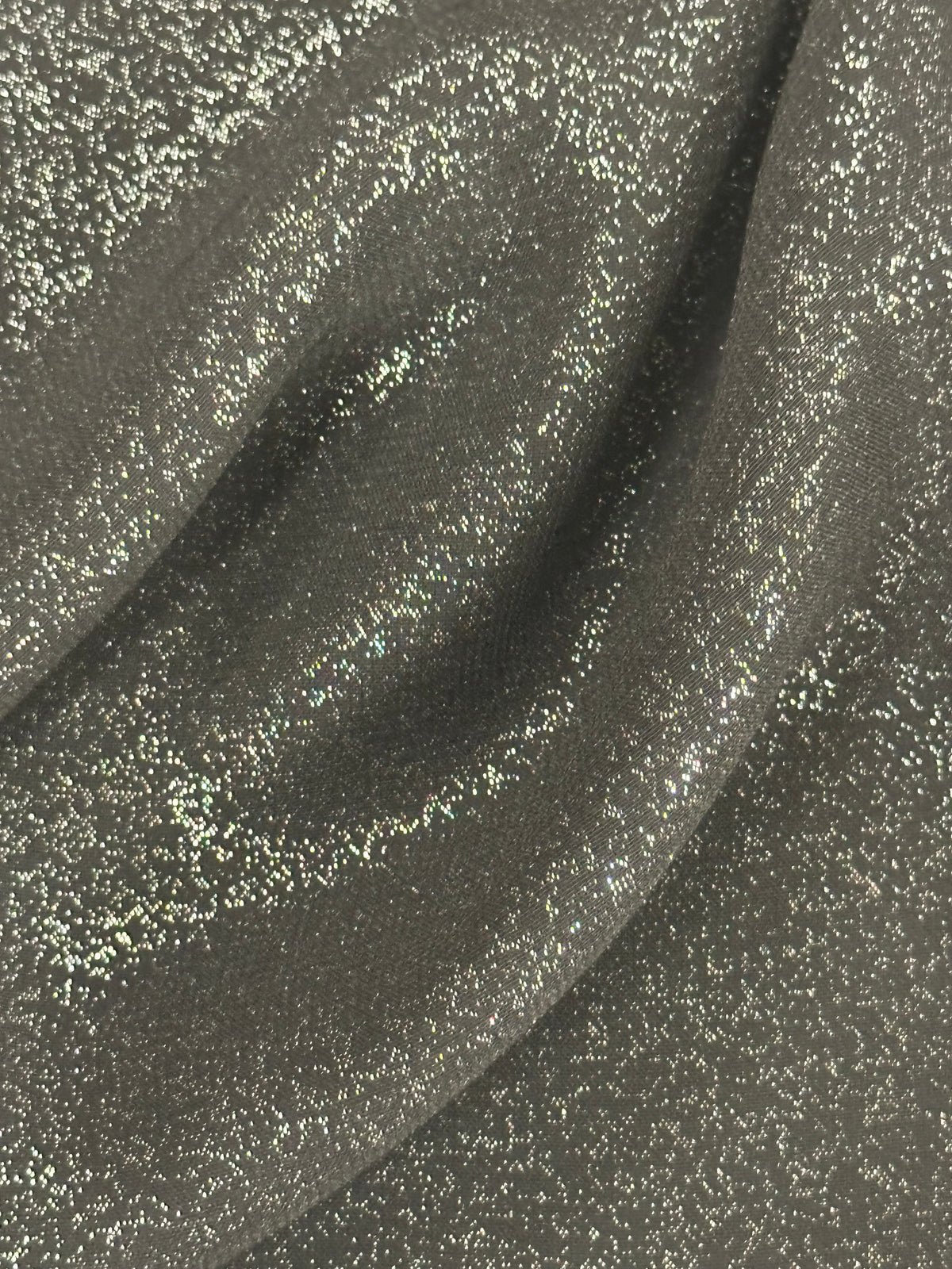 Talisman en mousseline argentée sur fond noir