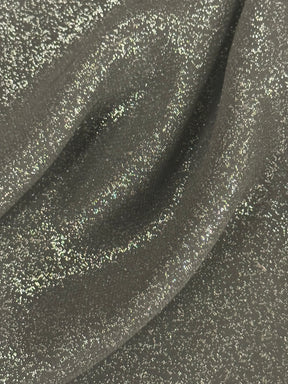 Talisman en mousseline argentée sur fond noir