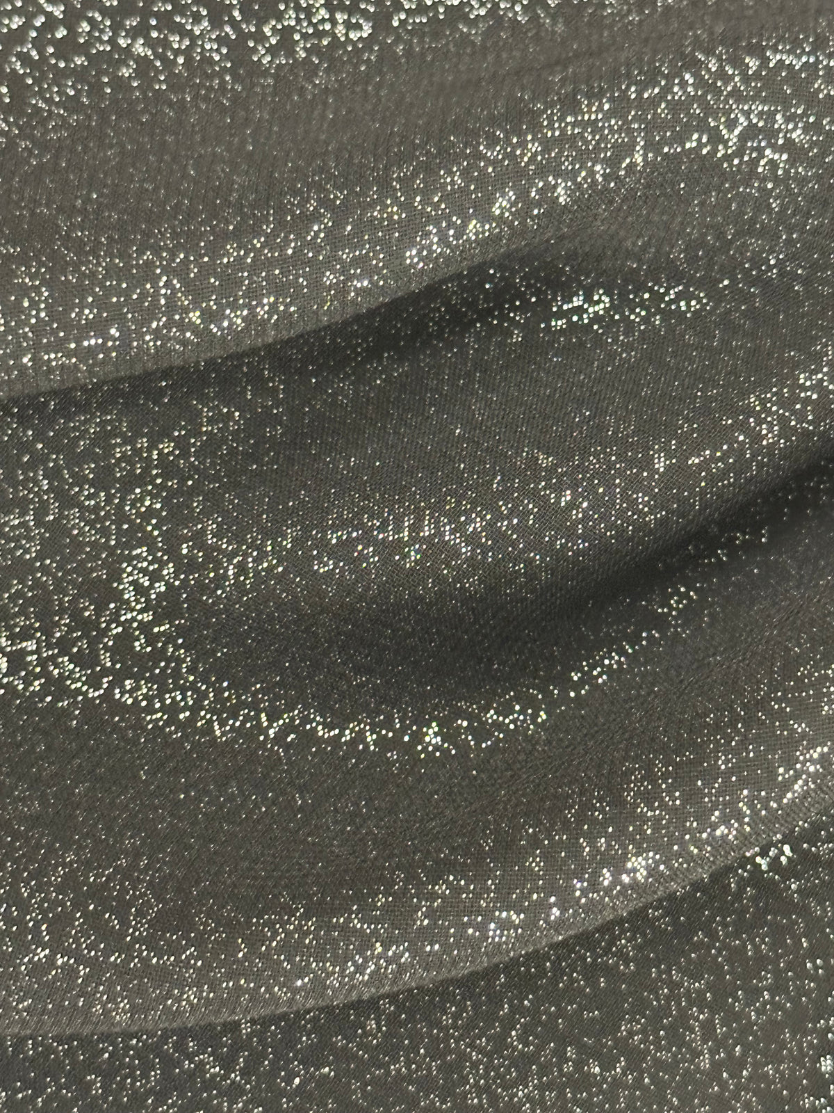 Talisman en mousseline argentée sur fond noir