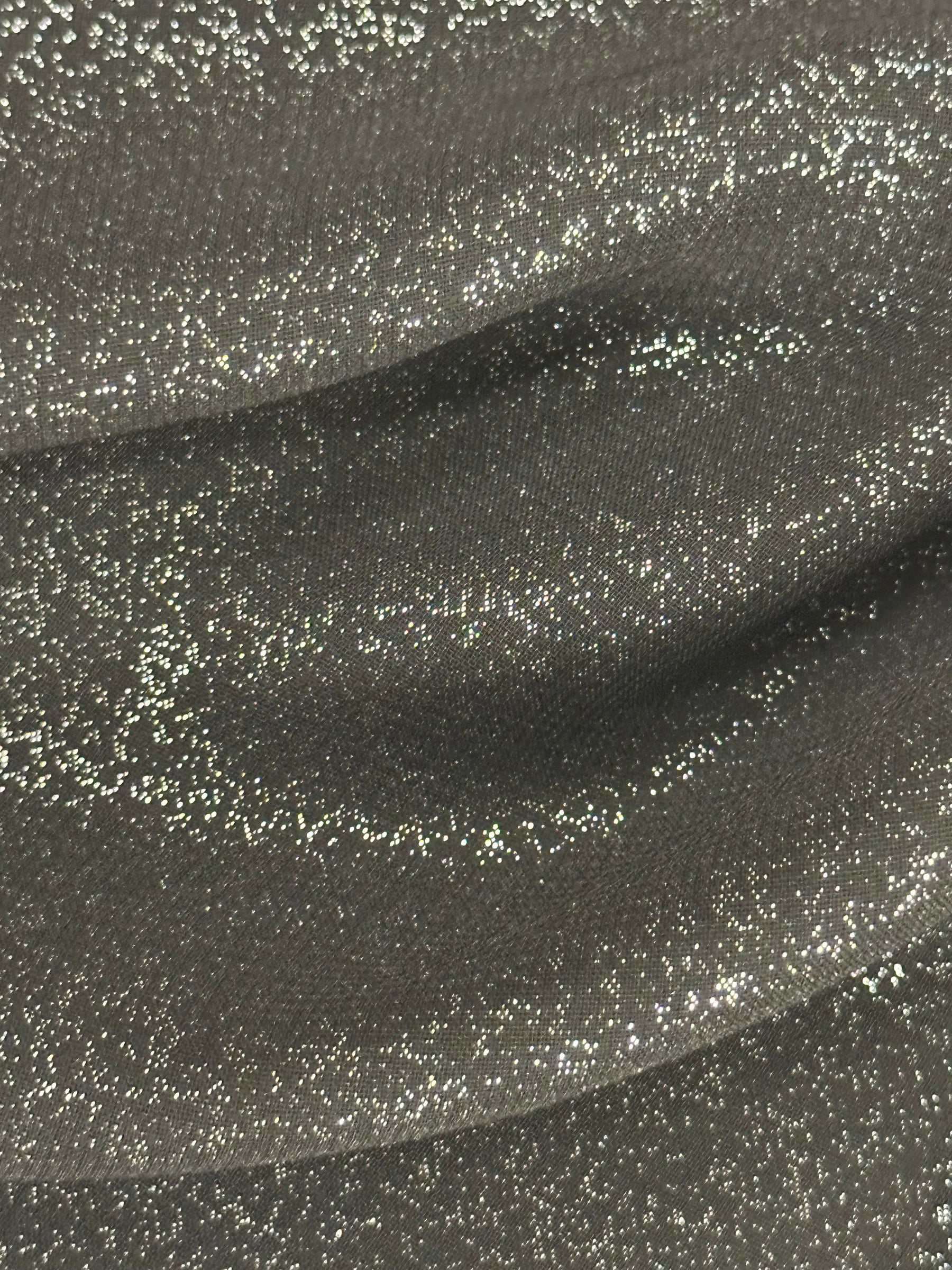 Talisman en mousseline argentée sur fond noir