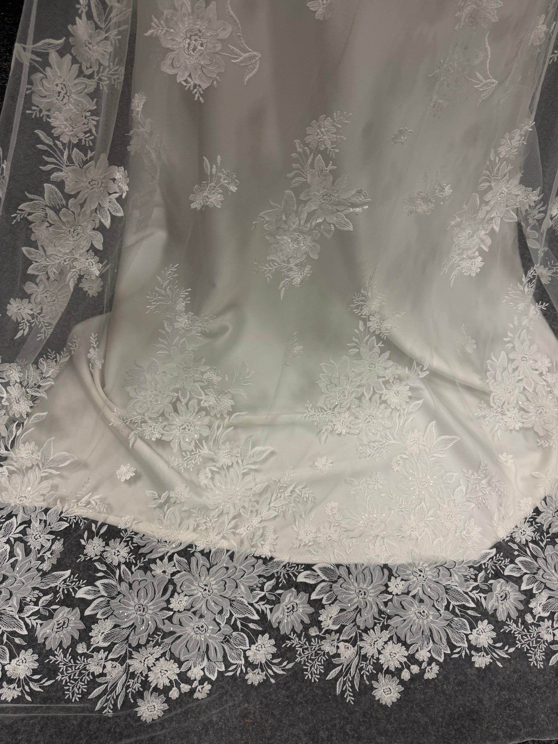 Dentelle brodée de sequins ivoire - EB3041
