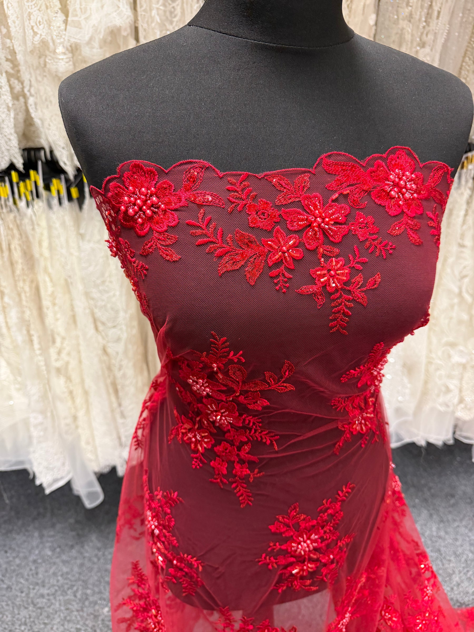 Tulle rouge brodé de perles - EB1007