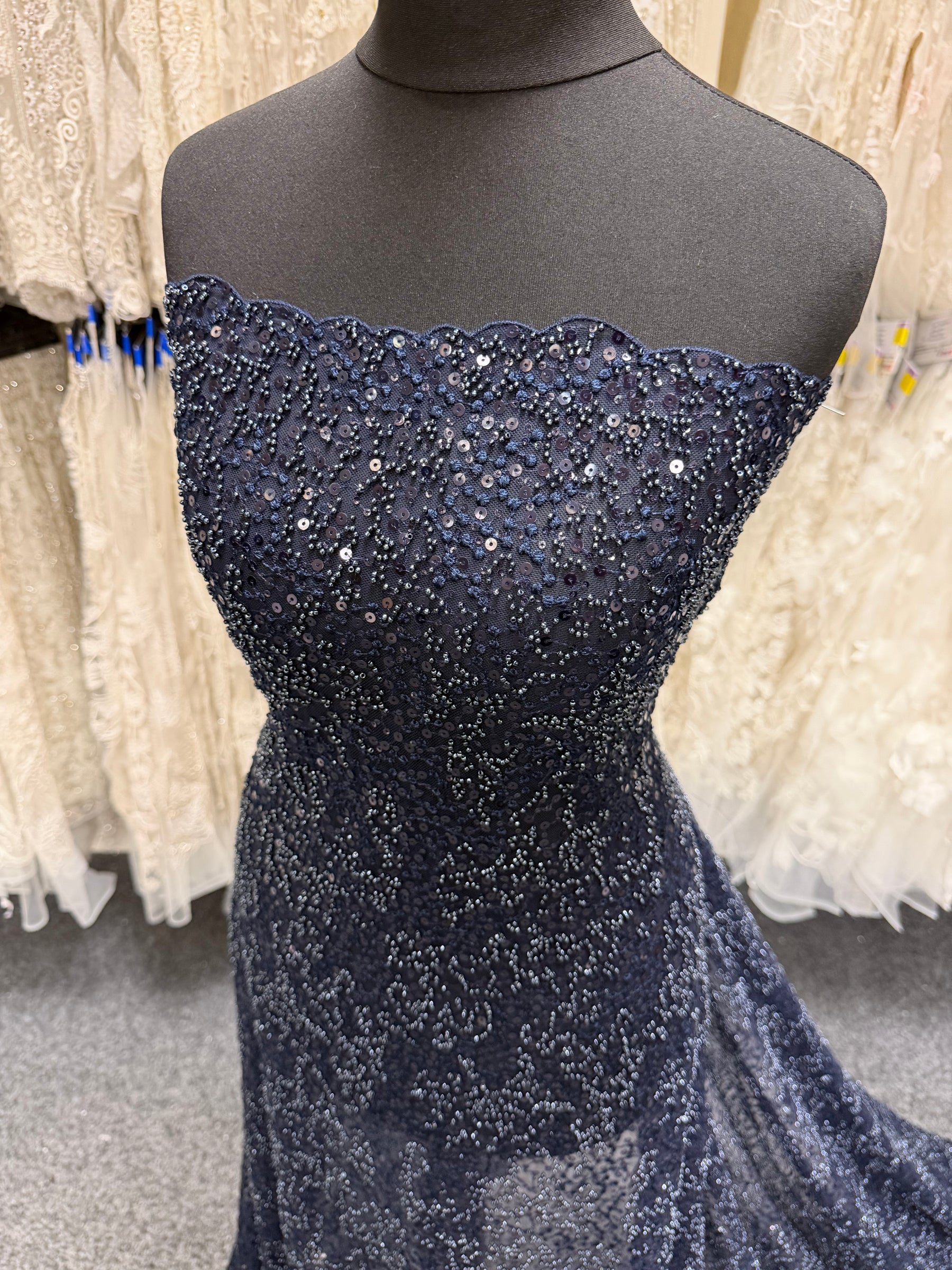 Tulle brodé de perles bleu marine - EB1050