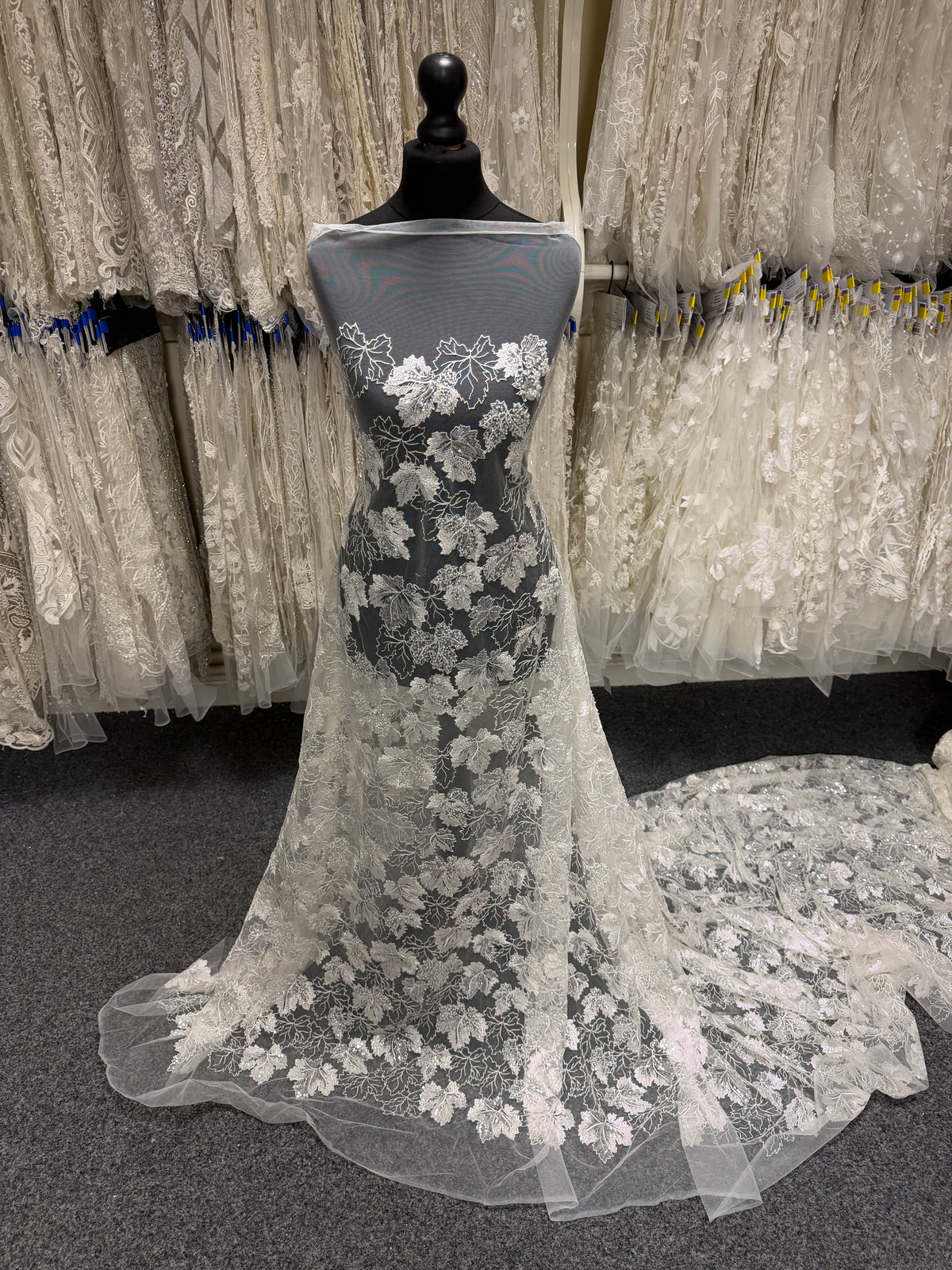 Dentelle brodée de sequins ivoire - EB1102