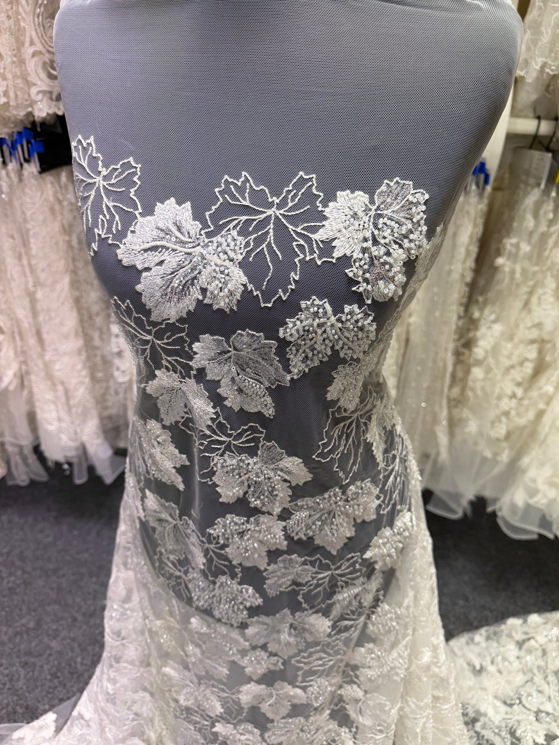 Dentelle brodée de sequins ivoire - EB1102