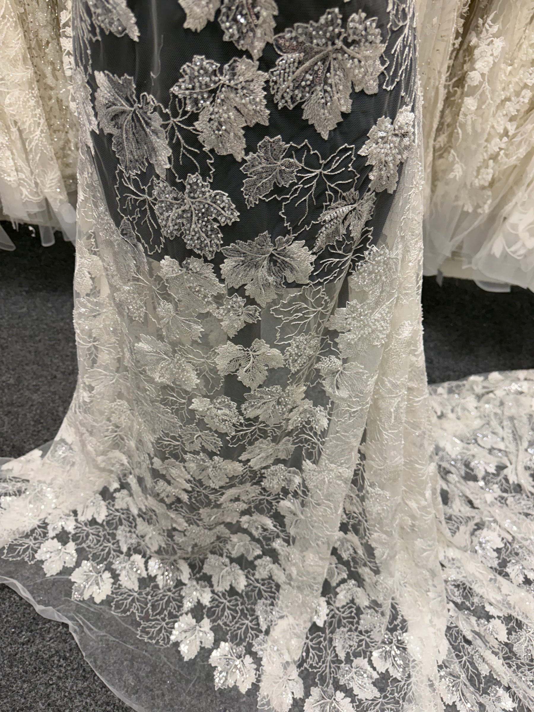 Dentelle brodée de sequins ivoire - EB1102