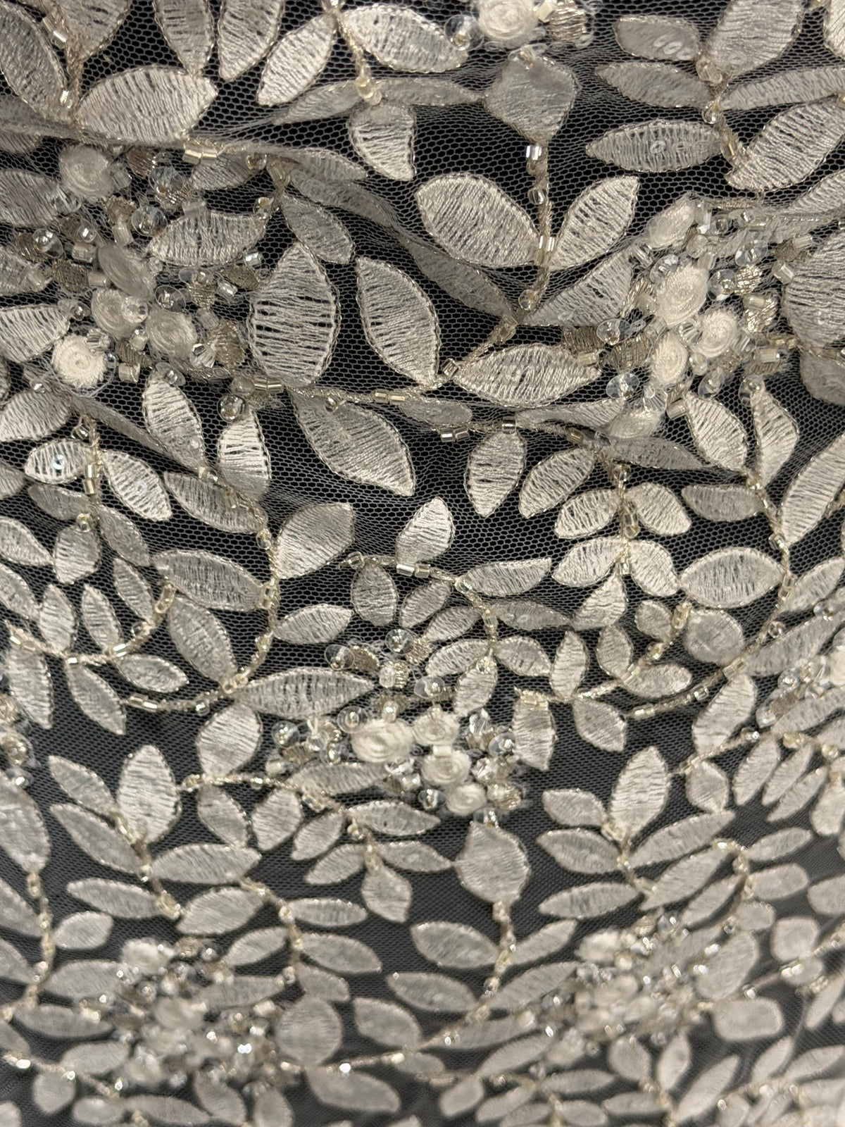 Tulle brodé de perles ivoire/argent - EB1052