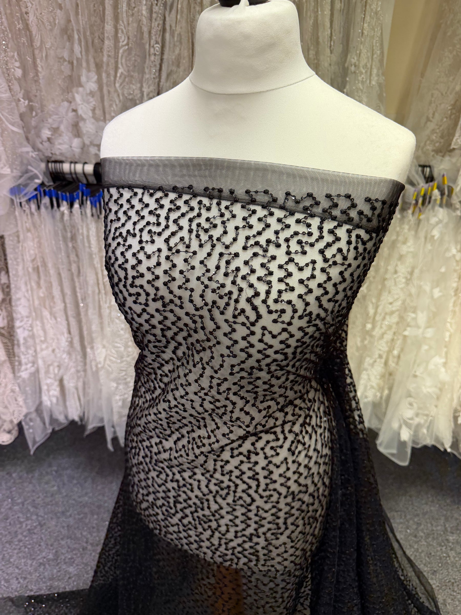 Dentelle brodée de sequins noirs - EB3029