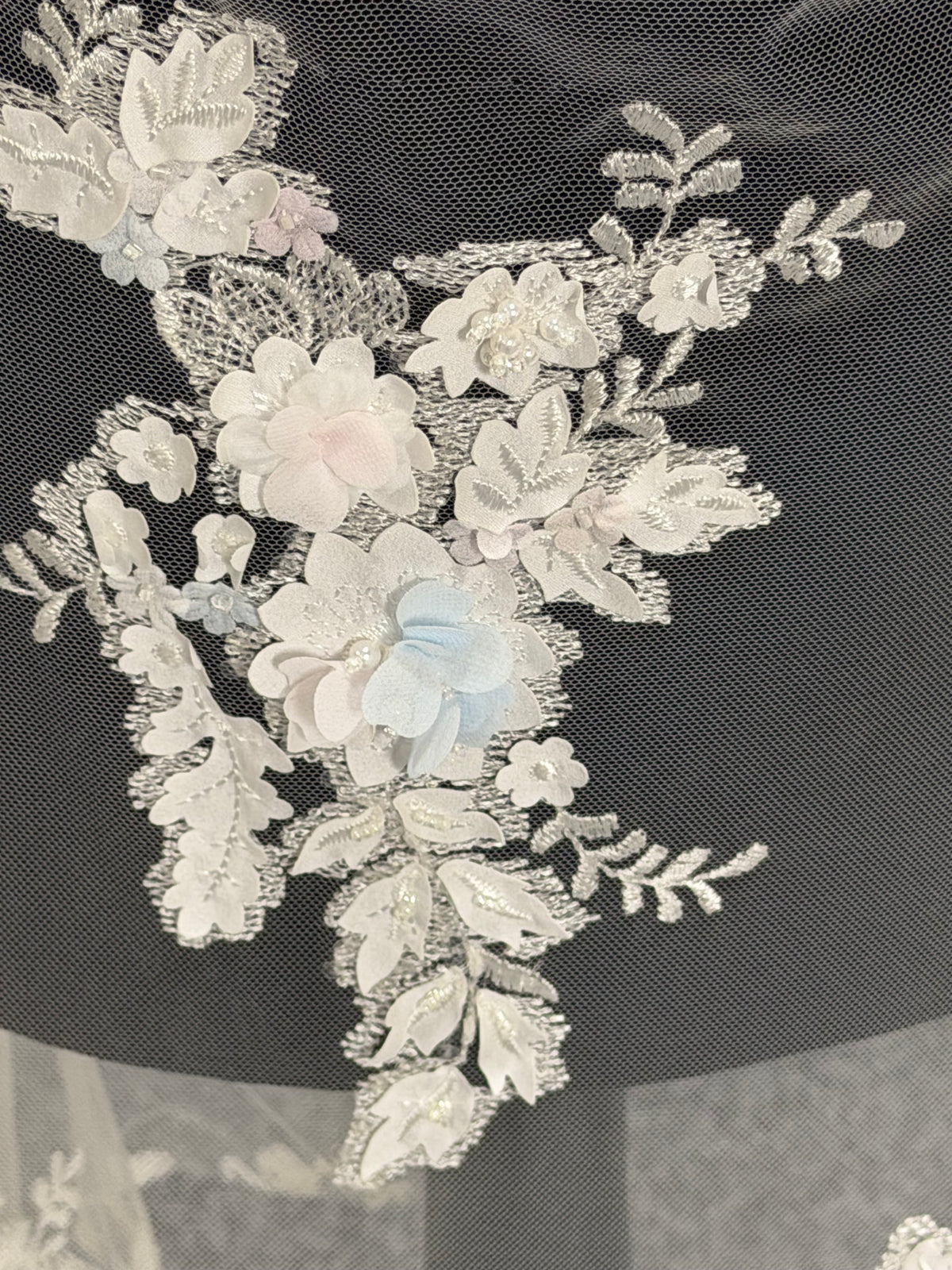 Tulle brodé de perles ivoire/multicolore - EB1016