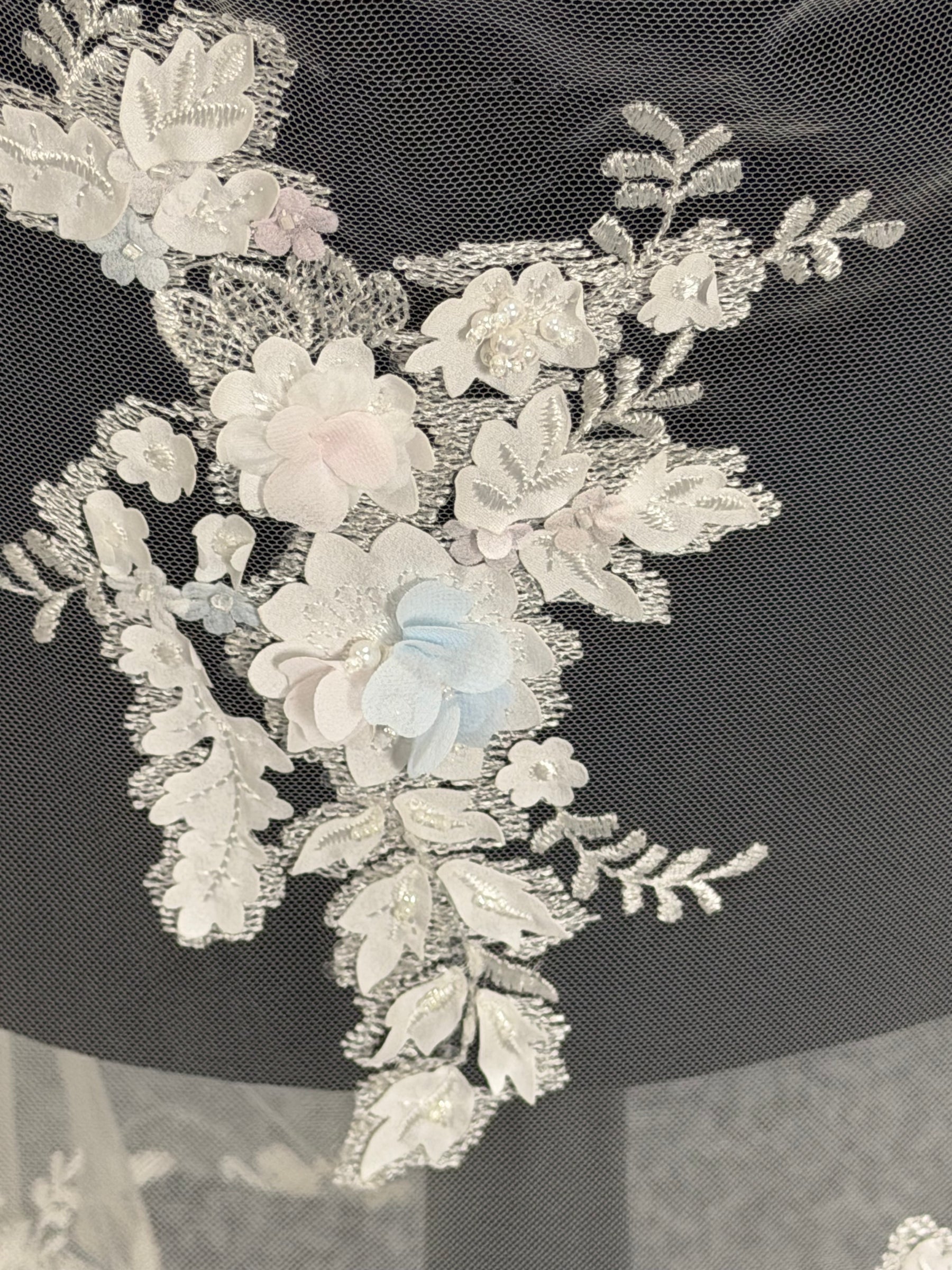 Tulle brodé de perles ivoire/multicolore - EB1016
